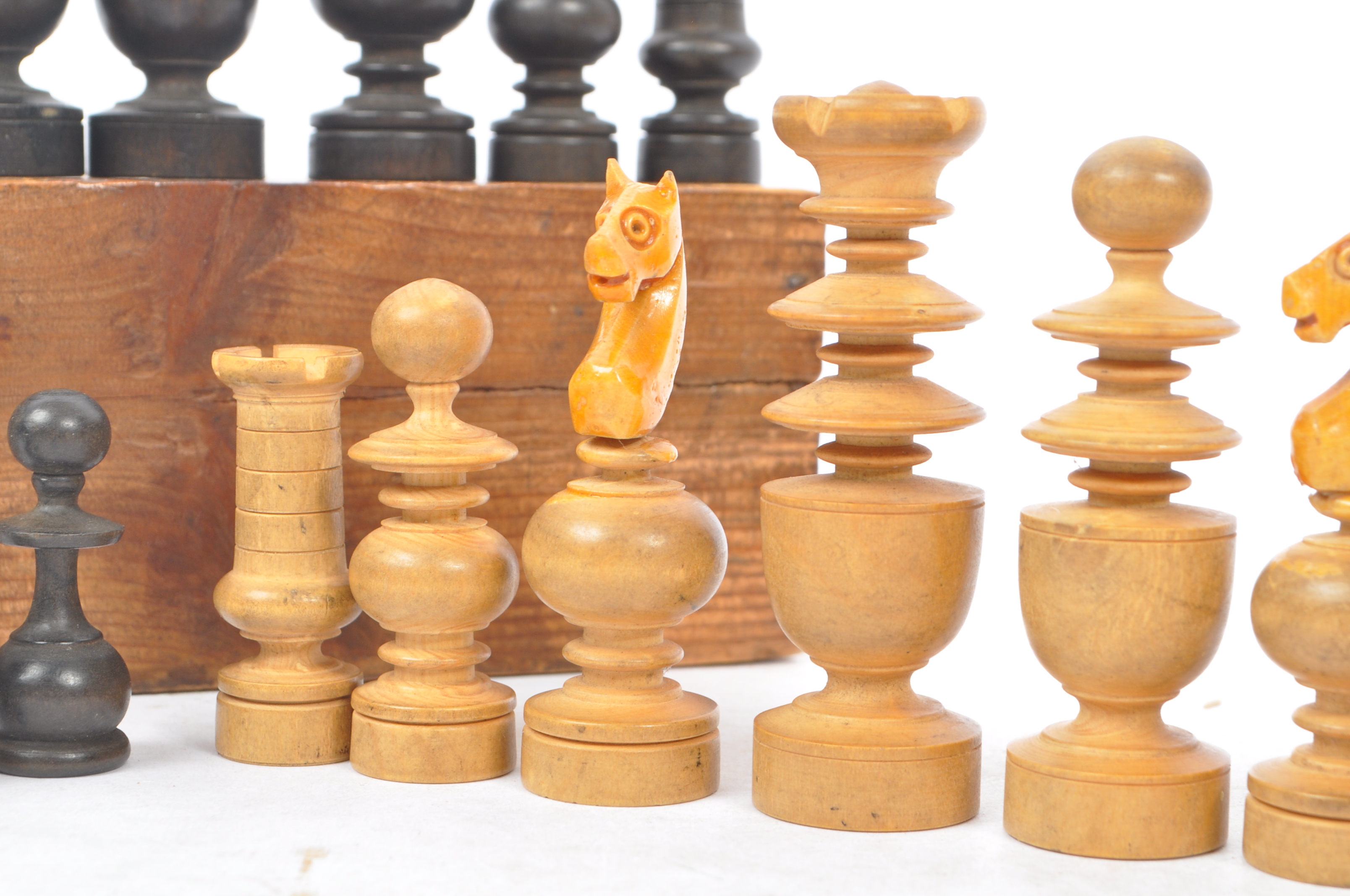 EARLY 20TH CENTURY TURNED WOODEN CHESS SET - Image 6 of 7