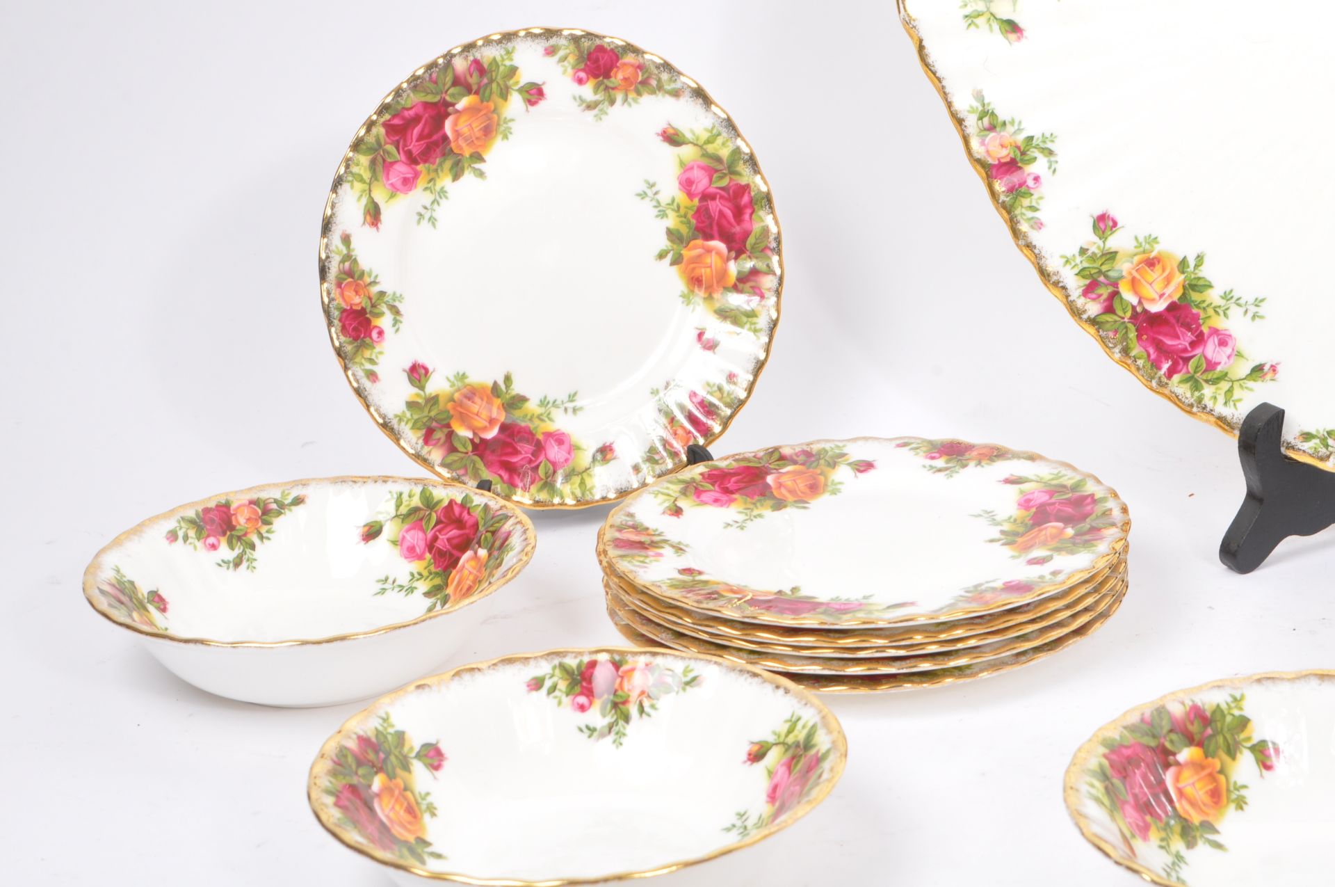 ROYAL ALBERT OLD COUNTRY ROSES - COLLECTION OF PLATE EXAMPLES - Image 6 of 7