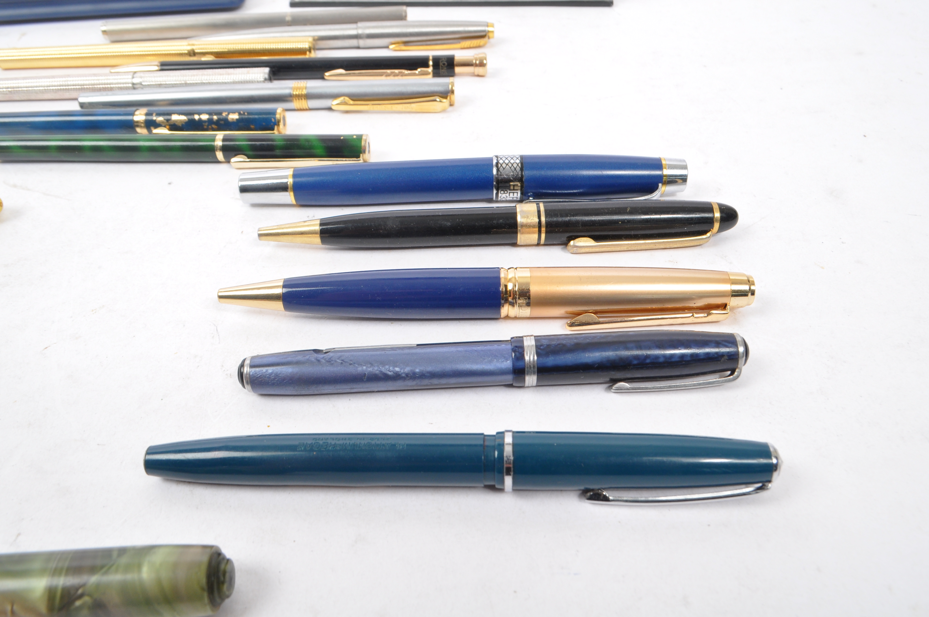 SHEAFFERS / PARKER - COLLECTION OF FOUNTAIN AND BIRO PENS - Image 5 of 5