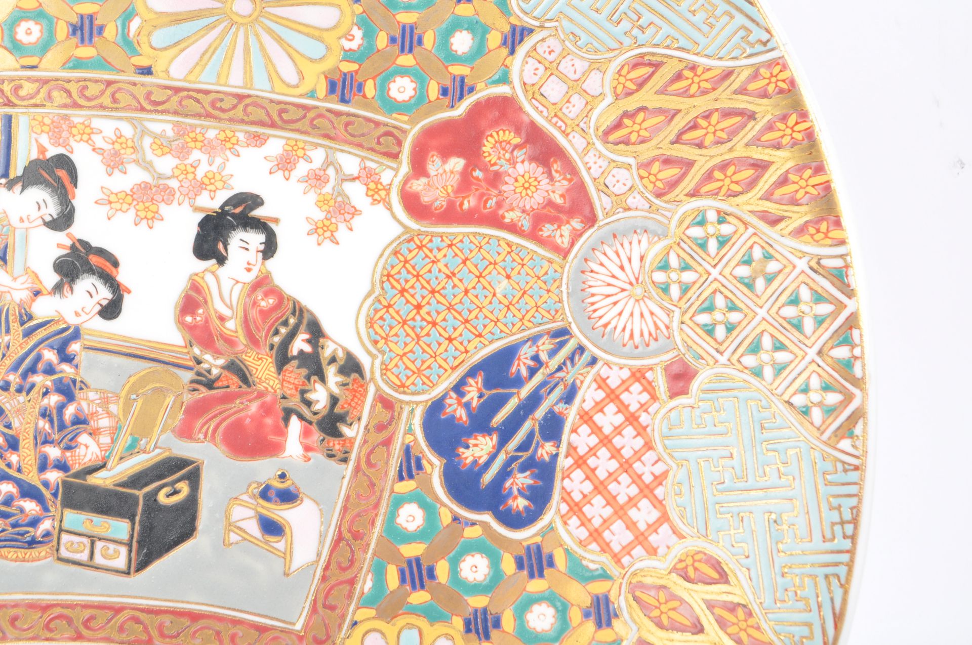20TH CENTURY JAPANESE WALL PLATE W/ GEOMETRIC PATTERN - Image 4 of 10