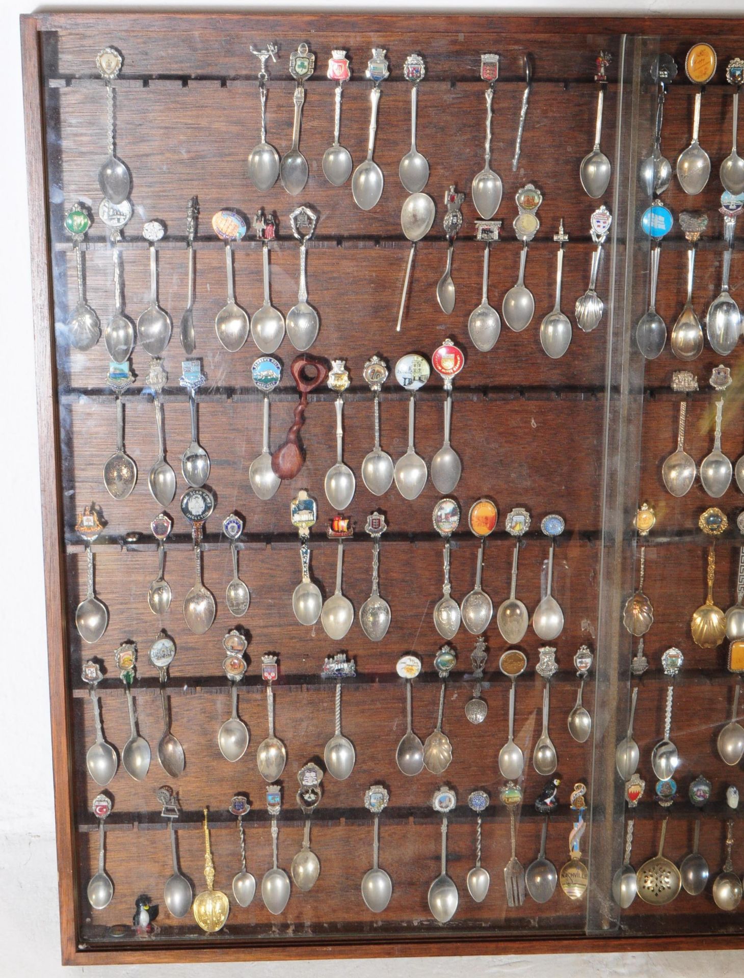 LARGE COLLECTION OF 20TH CENTURY SOUVENIR SPOONS - Image 2 of 4