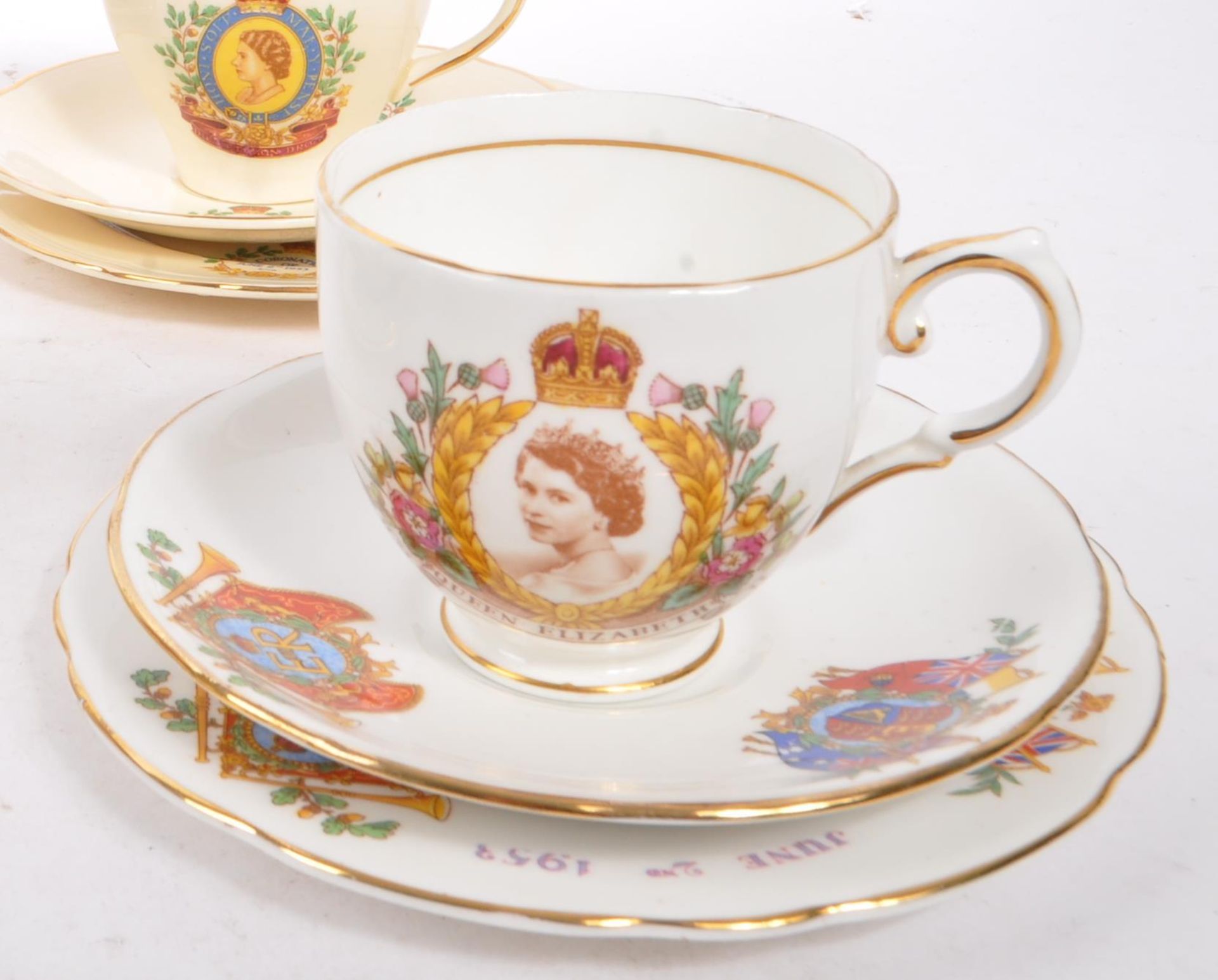 COLLECTION OF QUEEN ELIZABETH II CORONATION CHINA ITEMS - Image 5 of 6