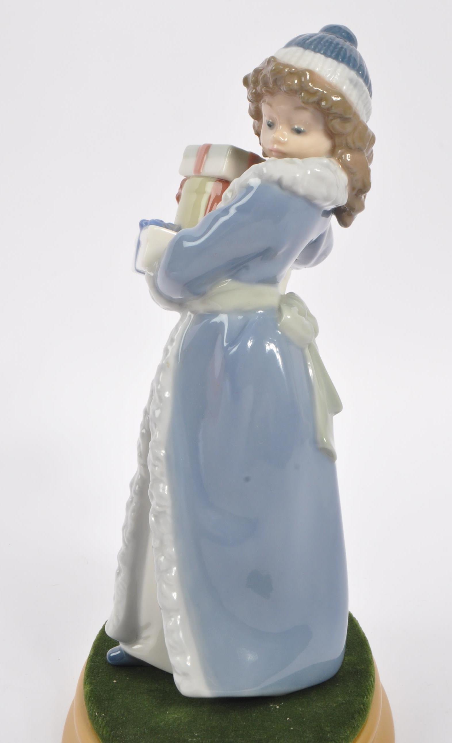 NAO BY LLADRO - PORCELAIN CHRISTMAS TIME FIGURE WITH BOX - Image 4 of 5