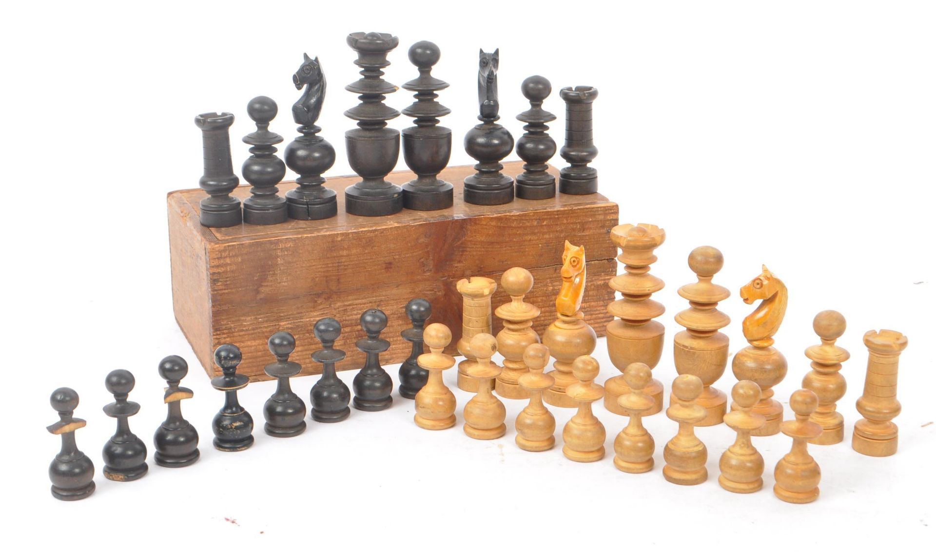 EARLY 20TH CENTURY TURNED WOODEN CHESS SET