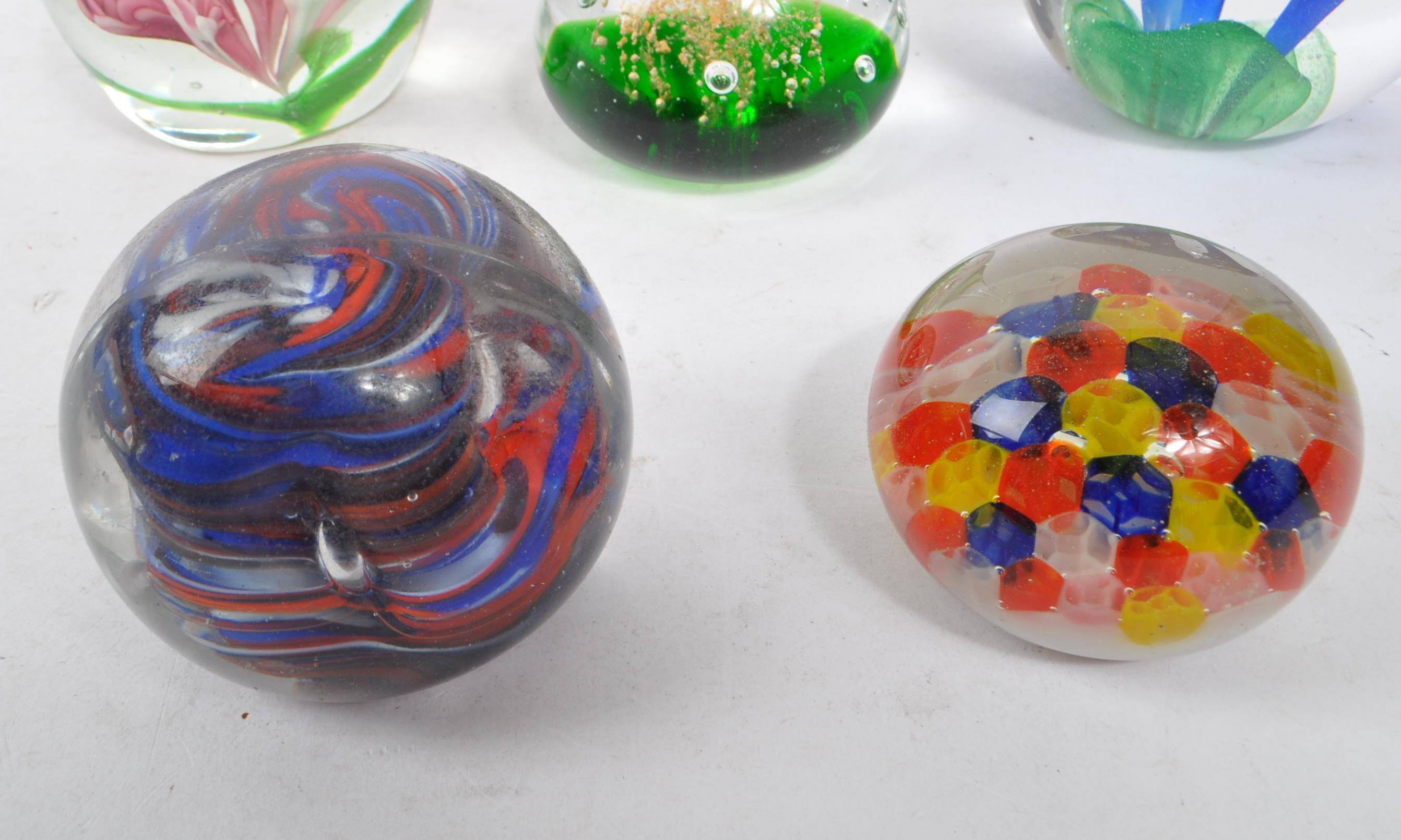 COLLECTION OF 20TH CENTURY GLASS PAPERWEIGHTS - Image 5 of 7