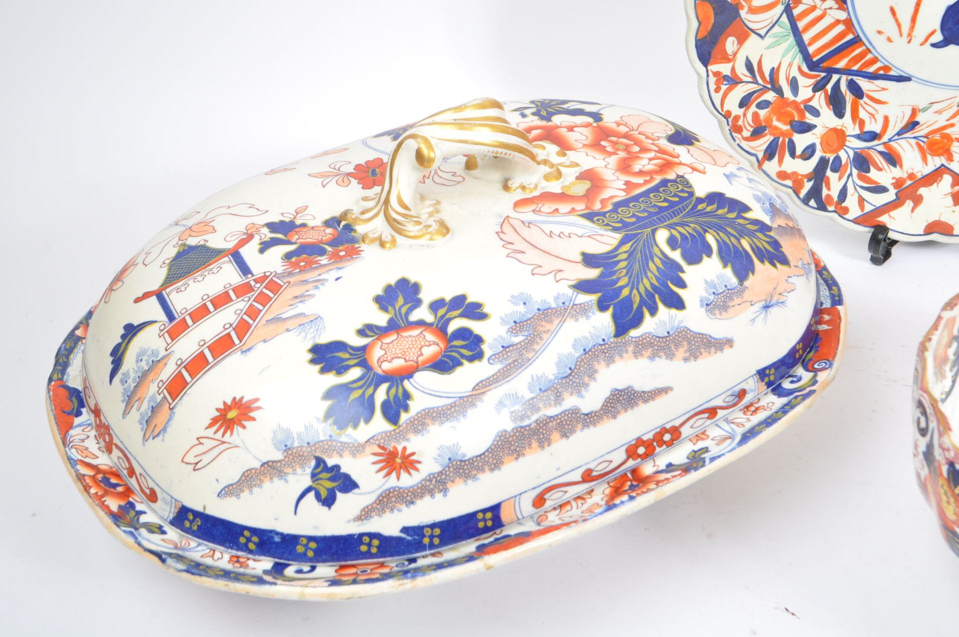 COLLECTION OF JAPANESE IMARI STYLE CERAMICS - Bild 4 aus 10