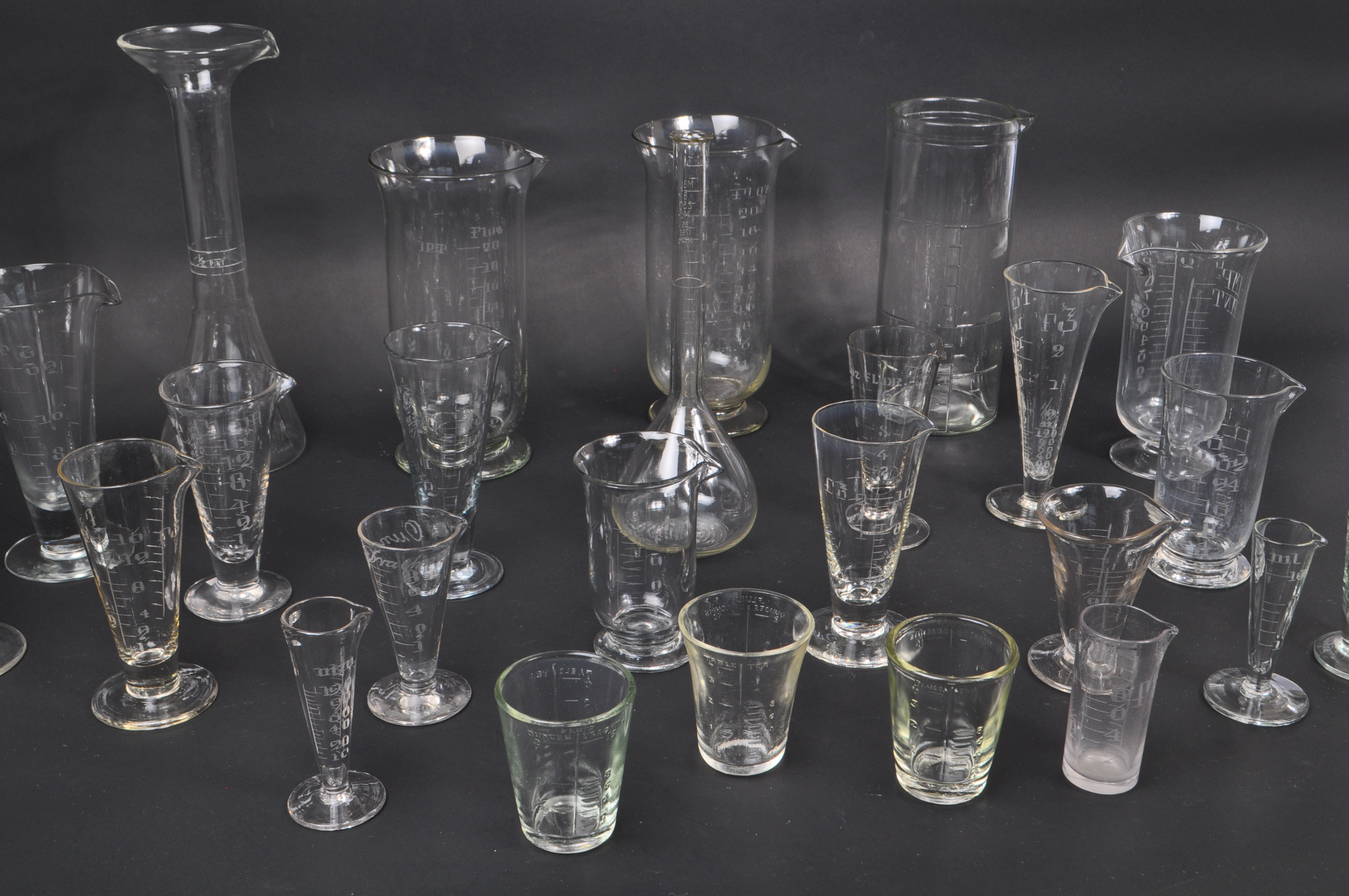 COLLECTION OF GLASS SCIENTIFIC CHEMICAL MEASURING EQUIPMENT - Image 9 of 11