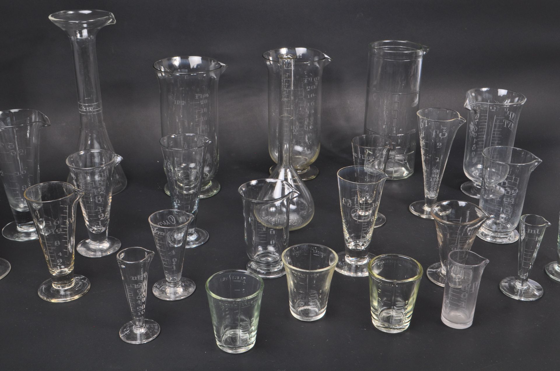 COLLECTION OF GLASS SCIENTIFIC CHEMICAL MEASURING EQUIPMENT - Bild 9 aus 11