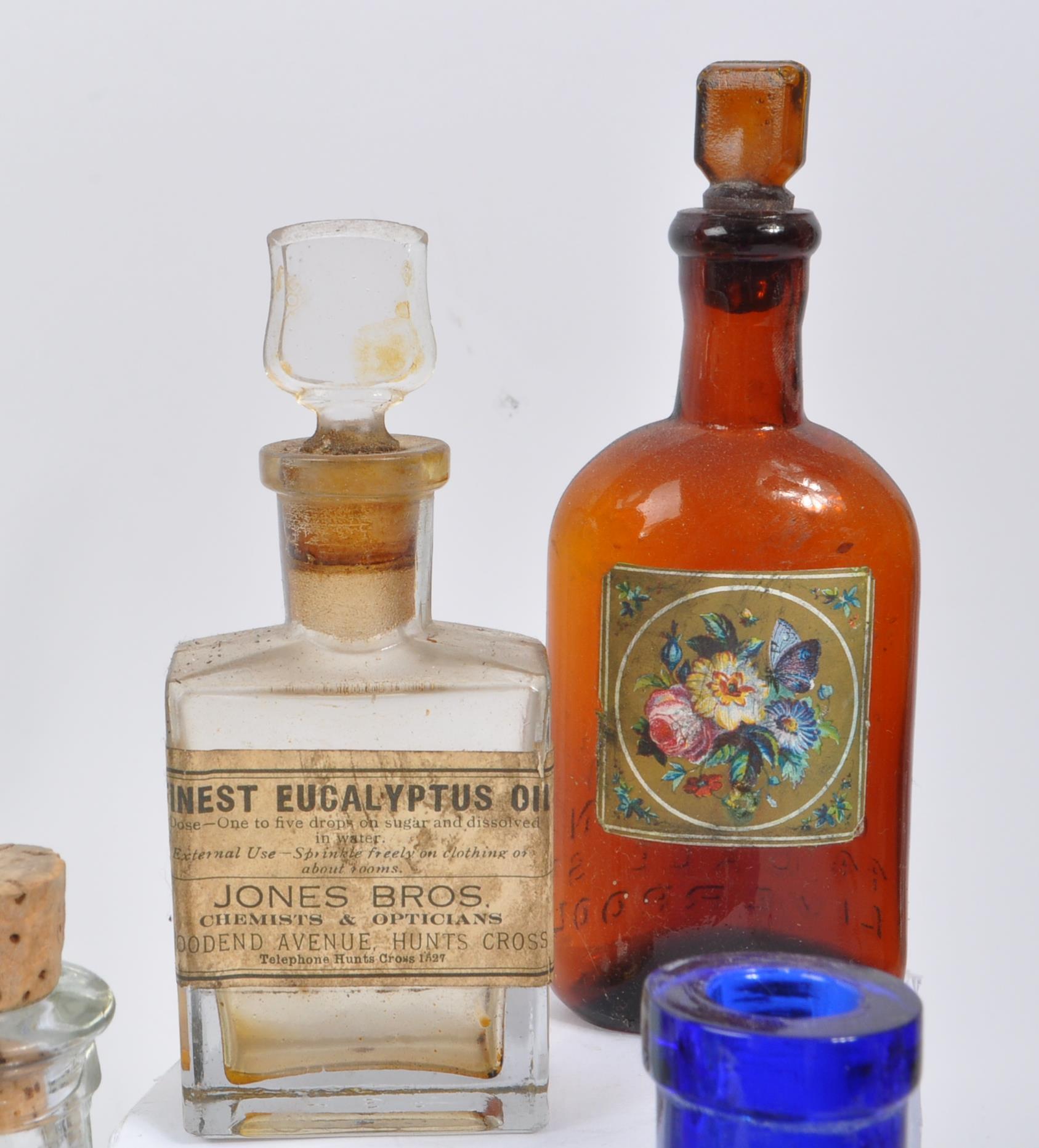 A large collection of 19th and 20th century glass bottles. The collection consisting of a variety of - Image 9 of 10