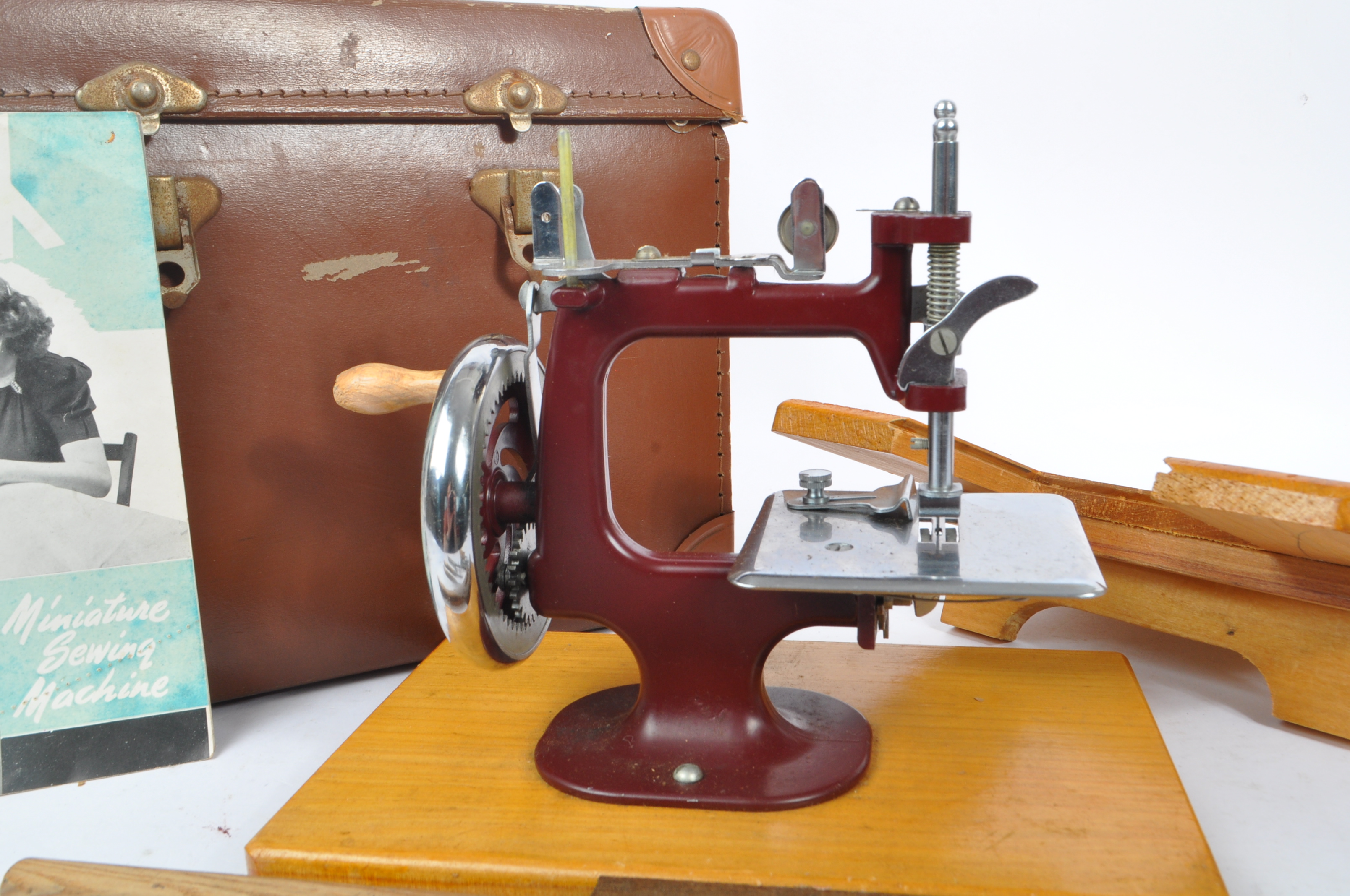 ESSEX - MID CENTURY MINIATURE SEWING MACHINE - Image 2 of 5