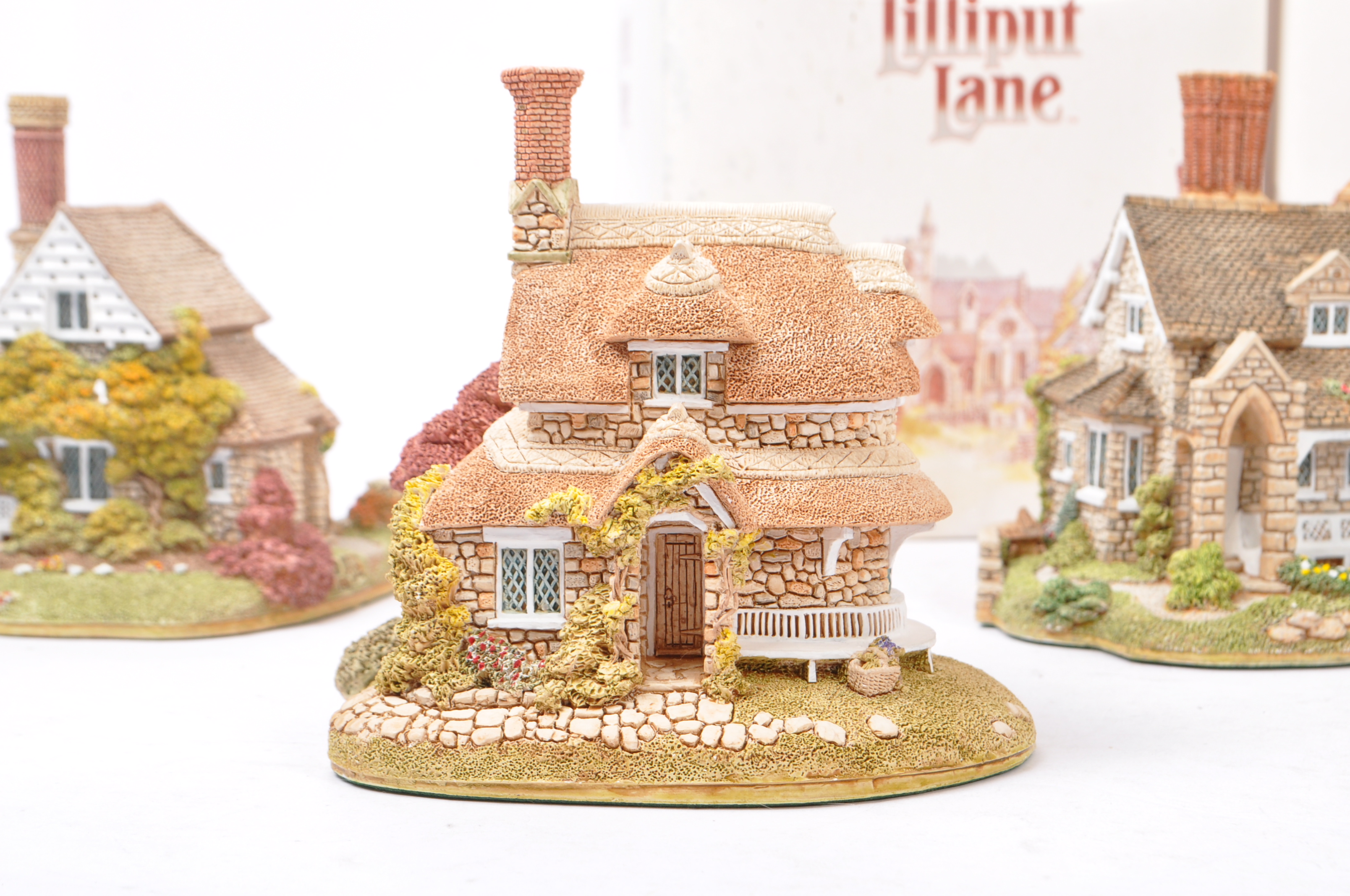 LILLIPUT LANE - COLLECTION OF HOUSE / COTTAGE RESIN FIGURINES - Image 7 of 9