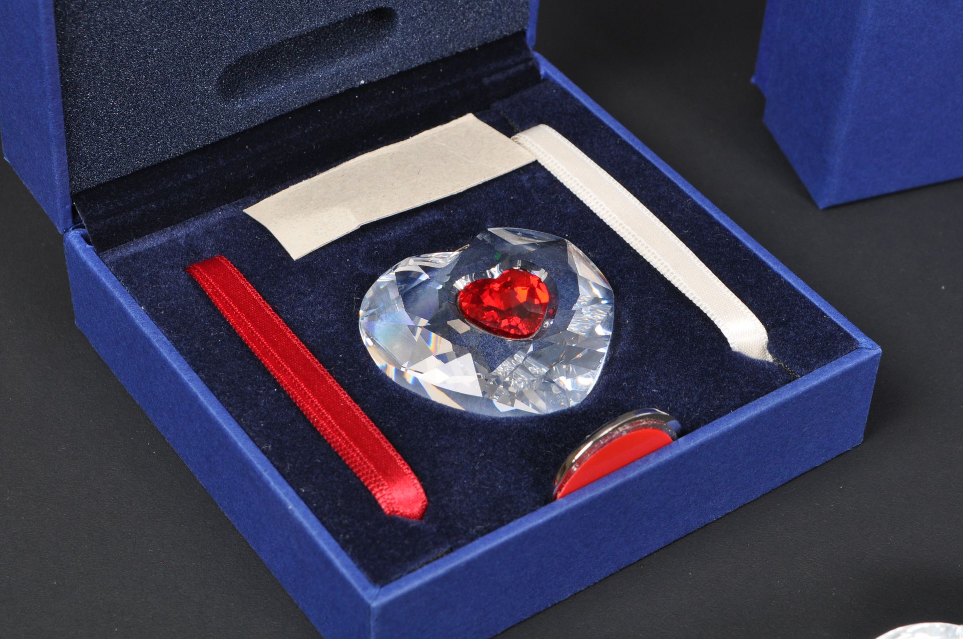 SWAROVSKI - COLLECTION OF CRYSTAL DECORATIVE HEARTS - Image 5 of 8