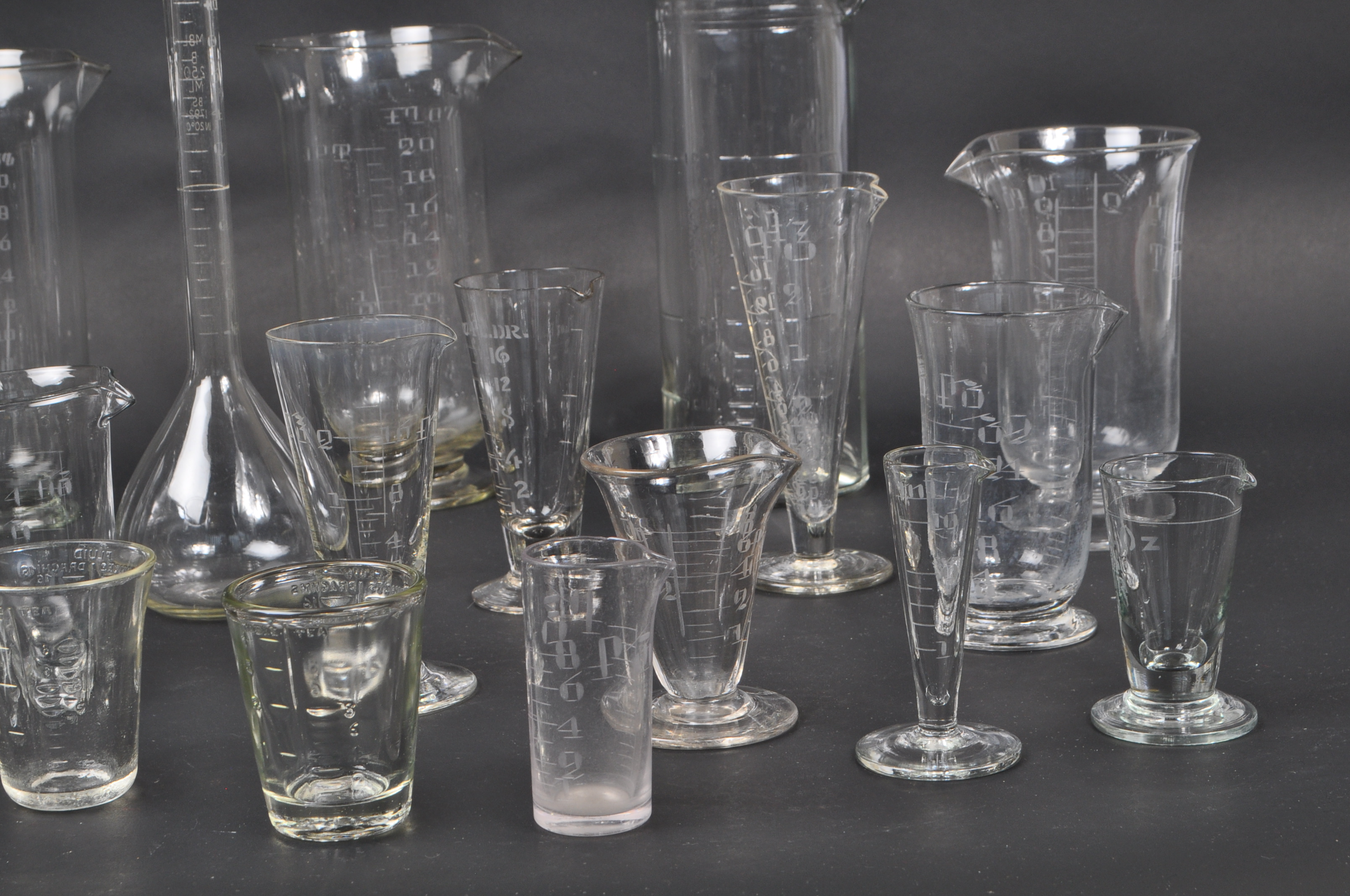 COLLECTION OF GLASS SCIENTIFIC CHEMICAL MEASURING EQUIPMENT - Image 4 of 11