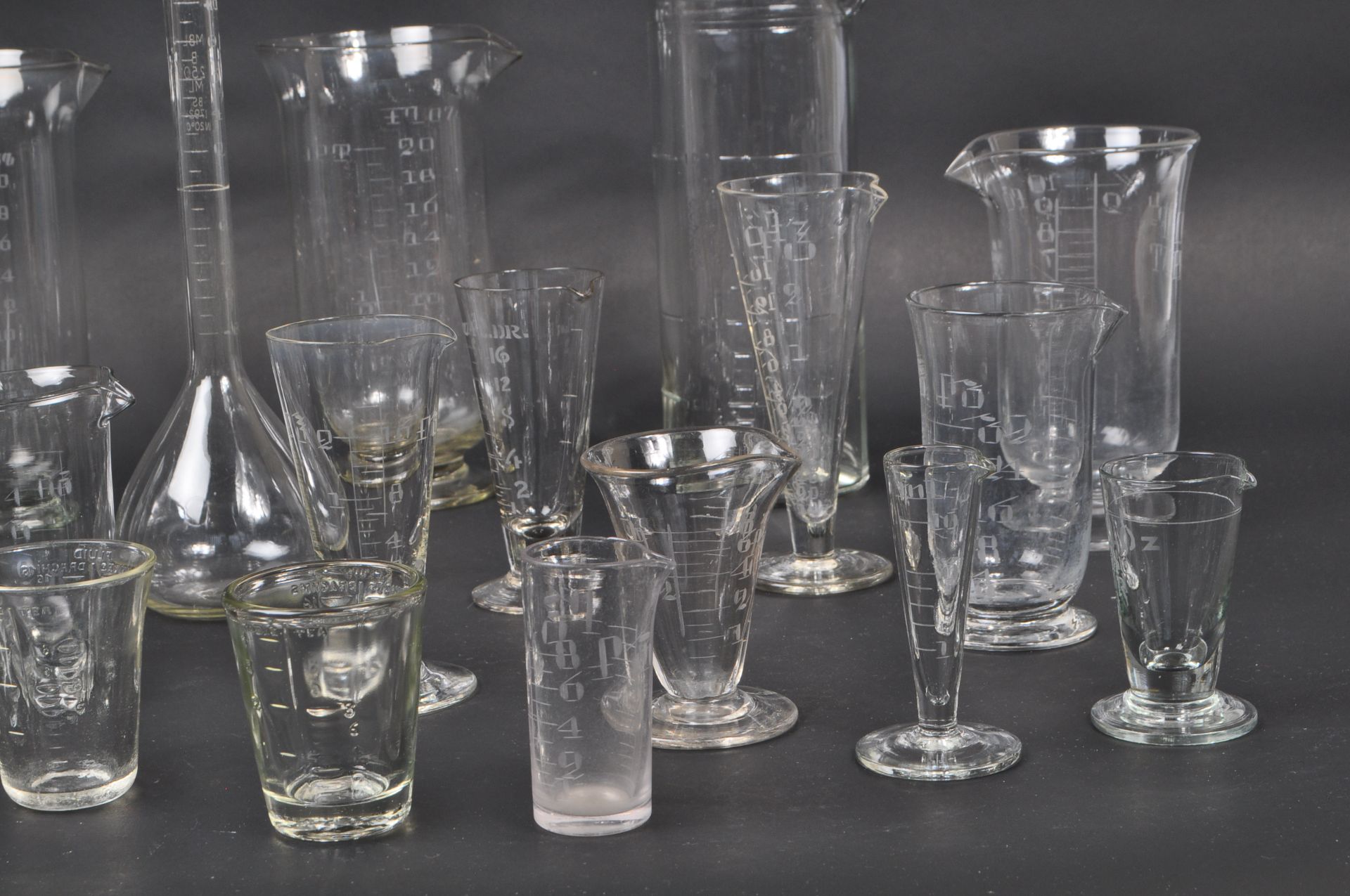 COLLECTION OF GLASS SCIENTIFIC CHEMICAL MEASURING EQUIPMENT - Bild 4 aus 11