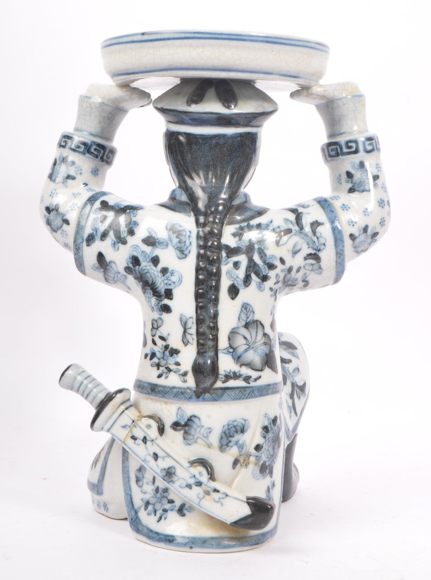 TWO 1920S CHINESE BLUE AND WHITE FIGURES HOLDING BOWLS - Bild 7 aus 9