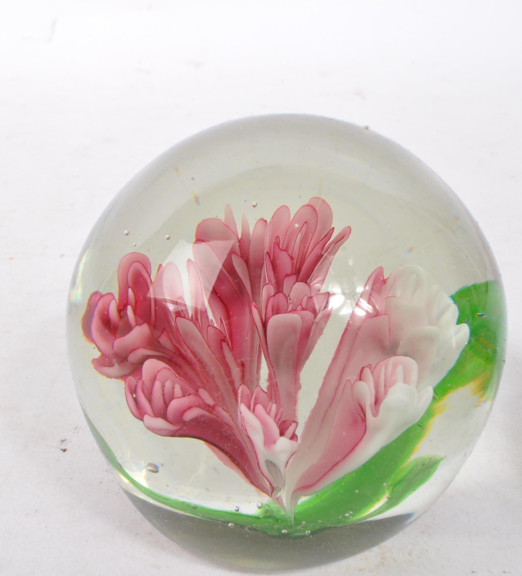 COLLECTION OF 20TH CENTURY GLASS PAPERWEIGHTS - Image 4 of 7