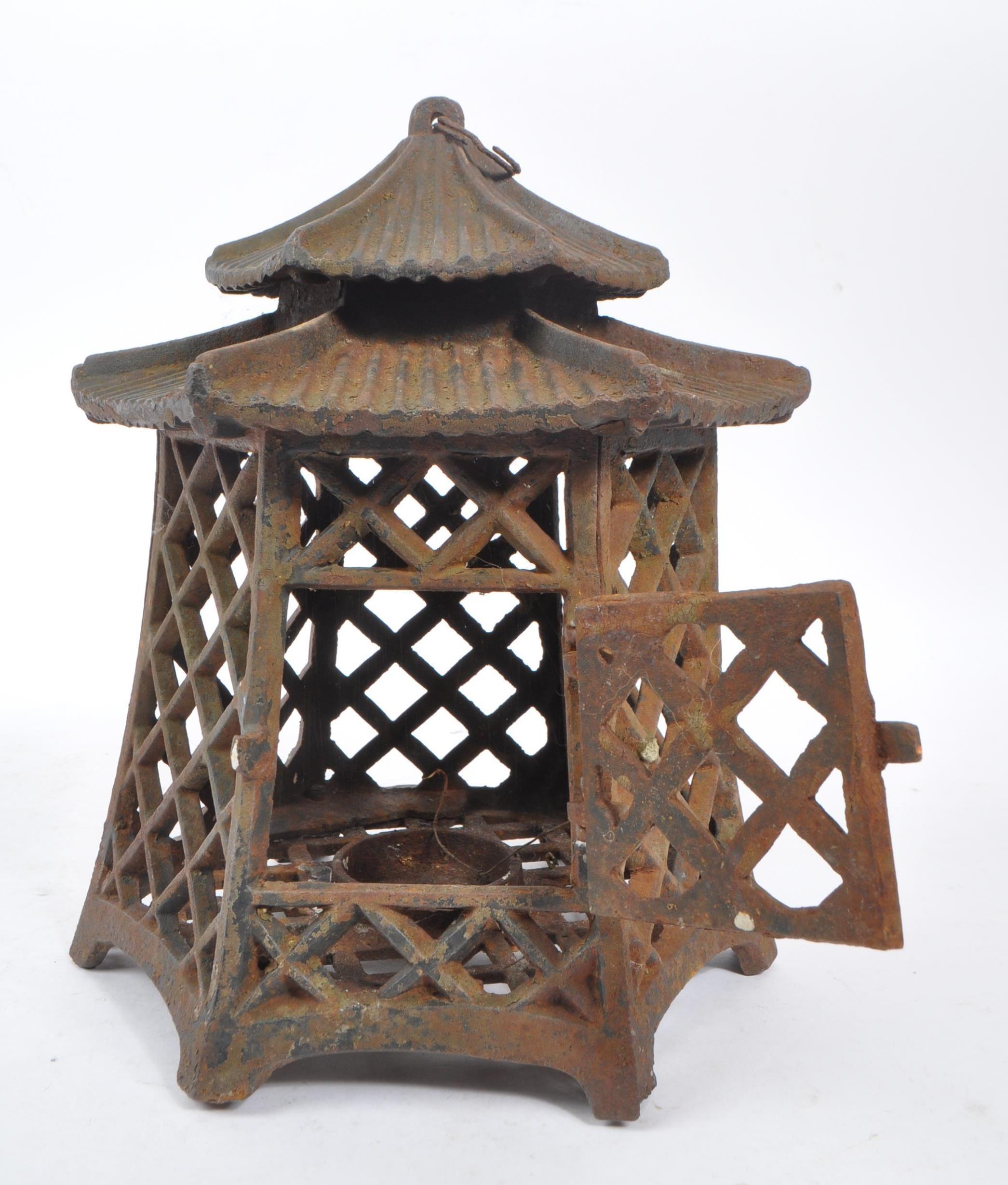 19TH CENTURY CAST IRON PAGODA CANDLE HOLDER / LANTERN - Bild 2 aus 5