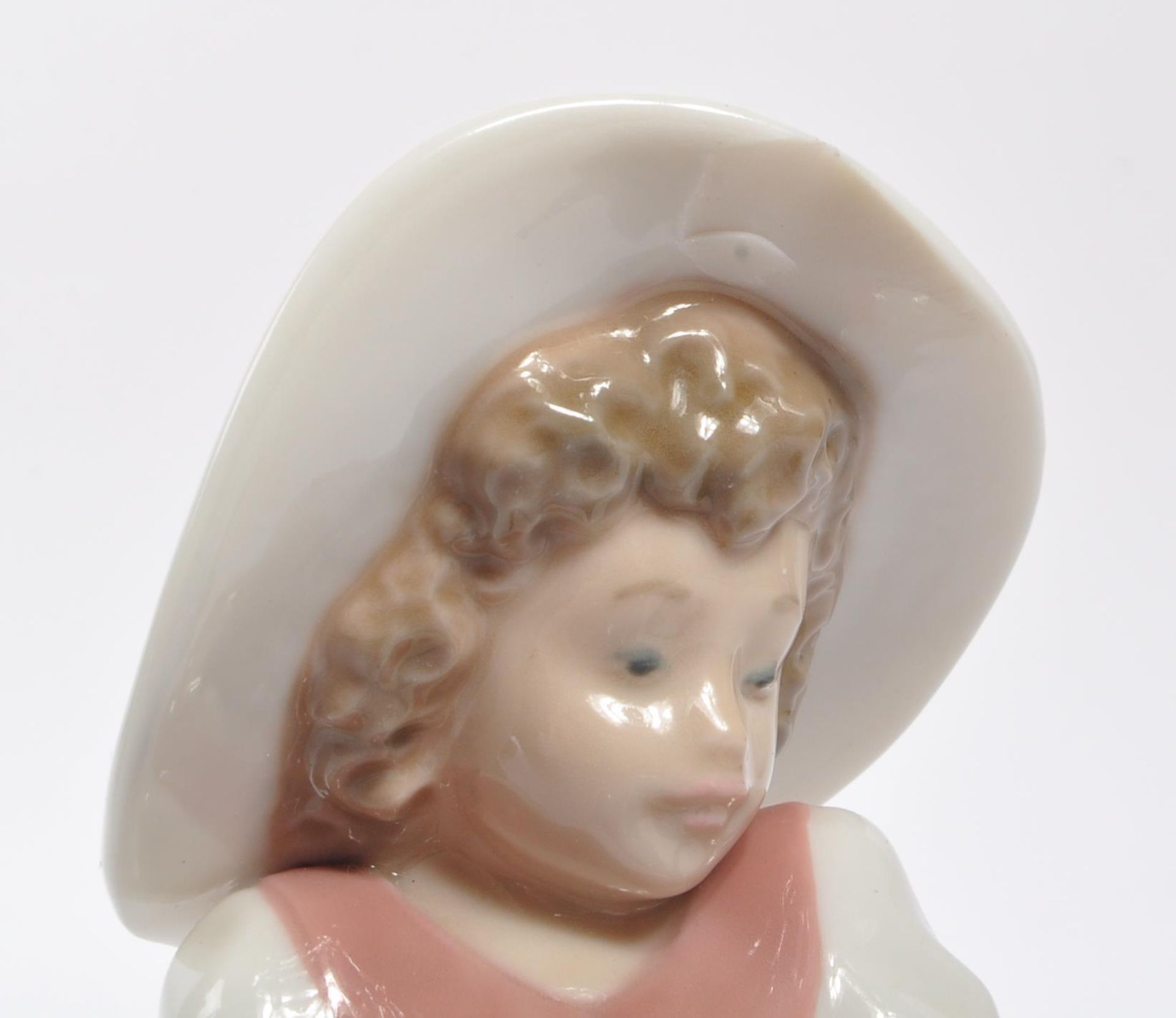 NAO BY LLADRO - COLLECTION OF FIVE PORCELAIN FIGURES - Bild 9 aus 9