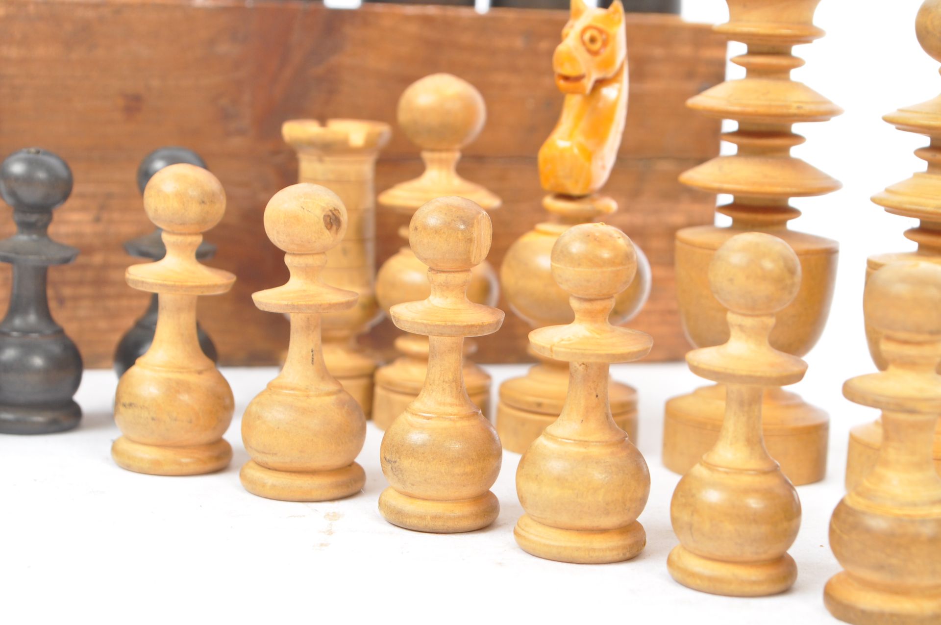 EARLY 20TH CENTURY TURNED WOODEN CHESS SET - Bild 5 aus 7