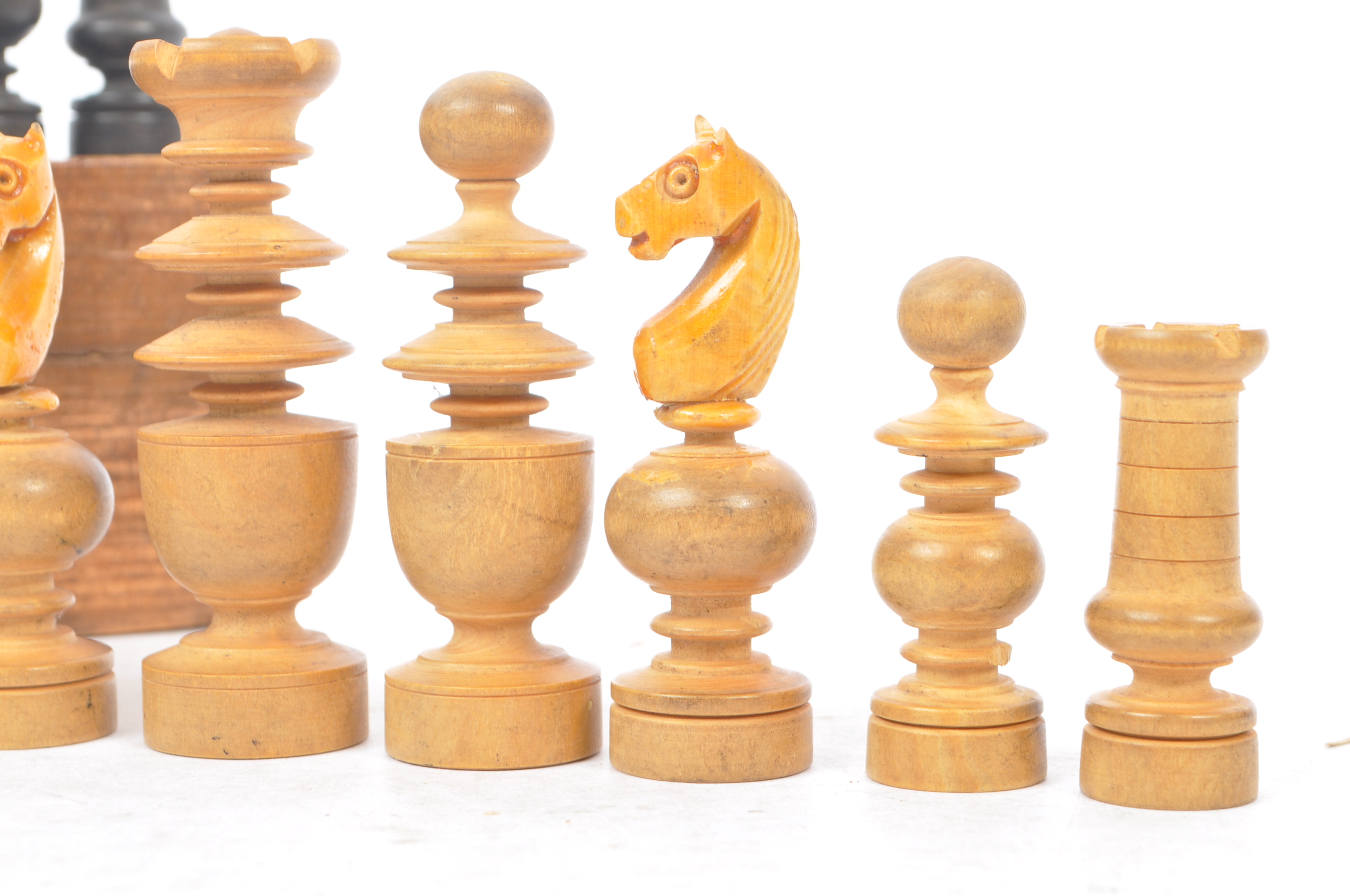 EARLY 20TH CENTURY TURNED WOODEN CHESS SET - Image 7 of 7