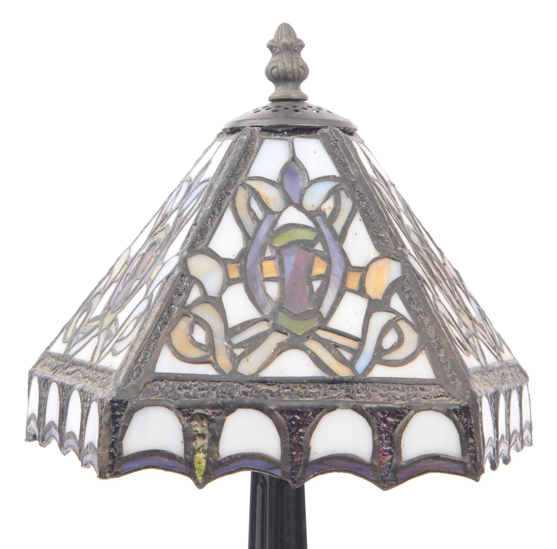 TIFFANY STYLE - 20TH CENTURY STAINED GLASS BEDSIDE LAMP - Image 4 of 5