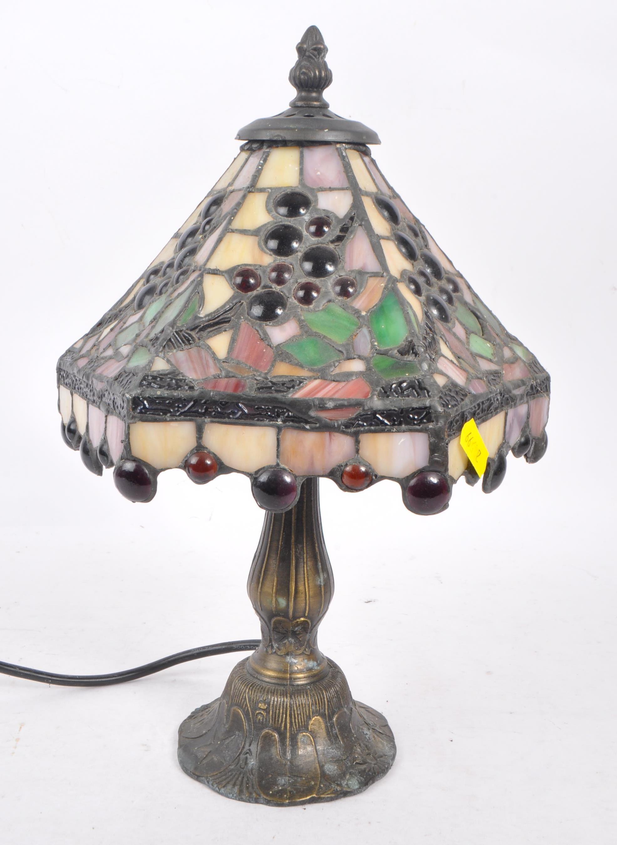 VINTAGE 20TH CENTURY ART NOUVEAU TIFFANY STYLE TABLE LAMP - Image 2 of 5