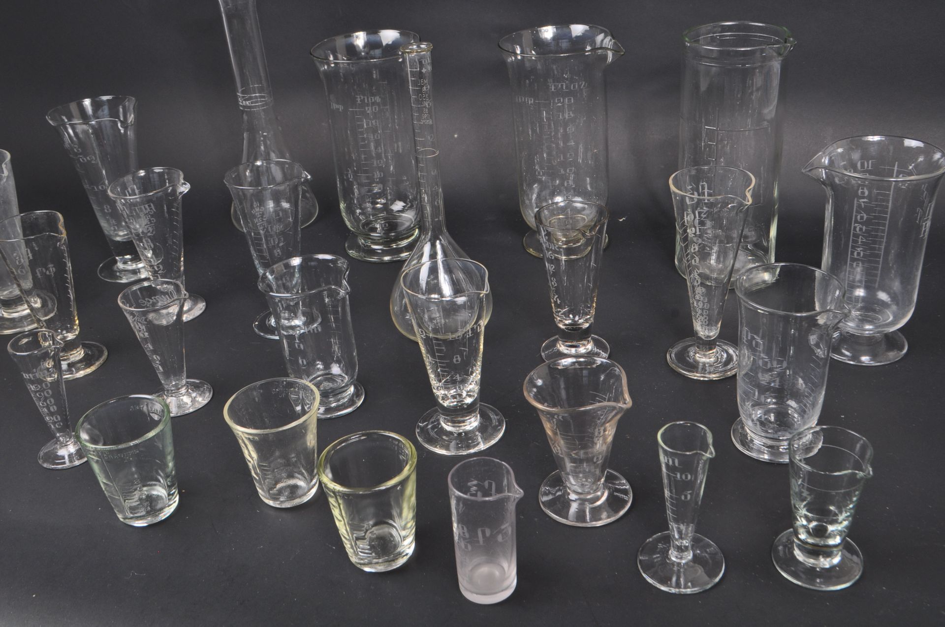 COLLECTION OF GLASS SCIENTIFIC CHEMICAL MEASURING EQUIPMENT - Bild 8 aus 11