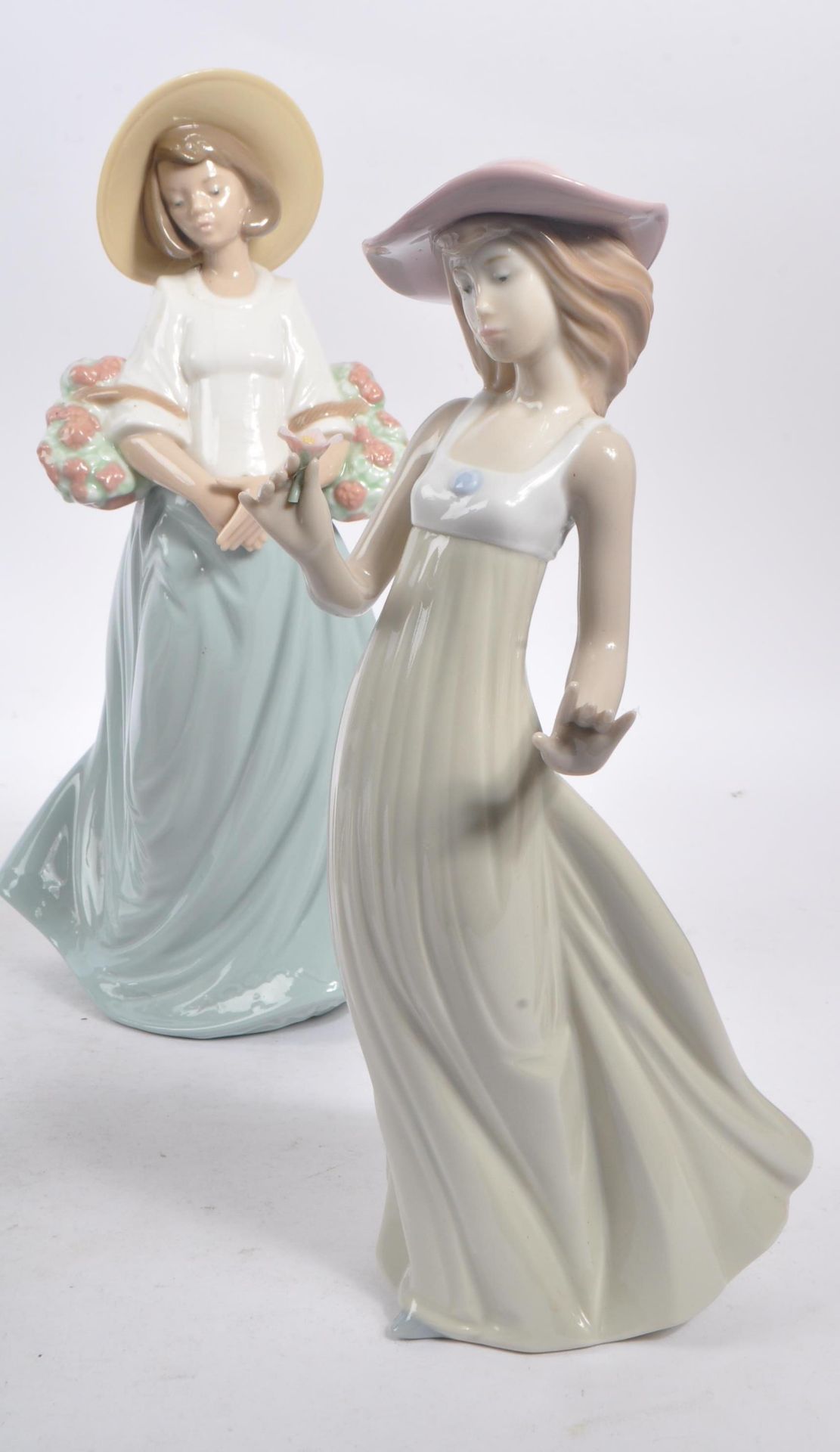 NAO BY LLADRO - COLLECTION OF FIVE PORCELAIN FIGURES - Bild 5 aus 9