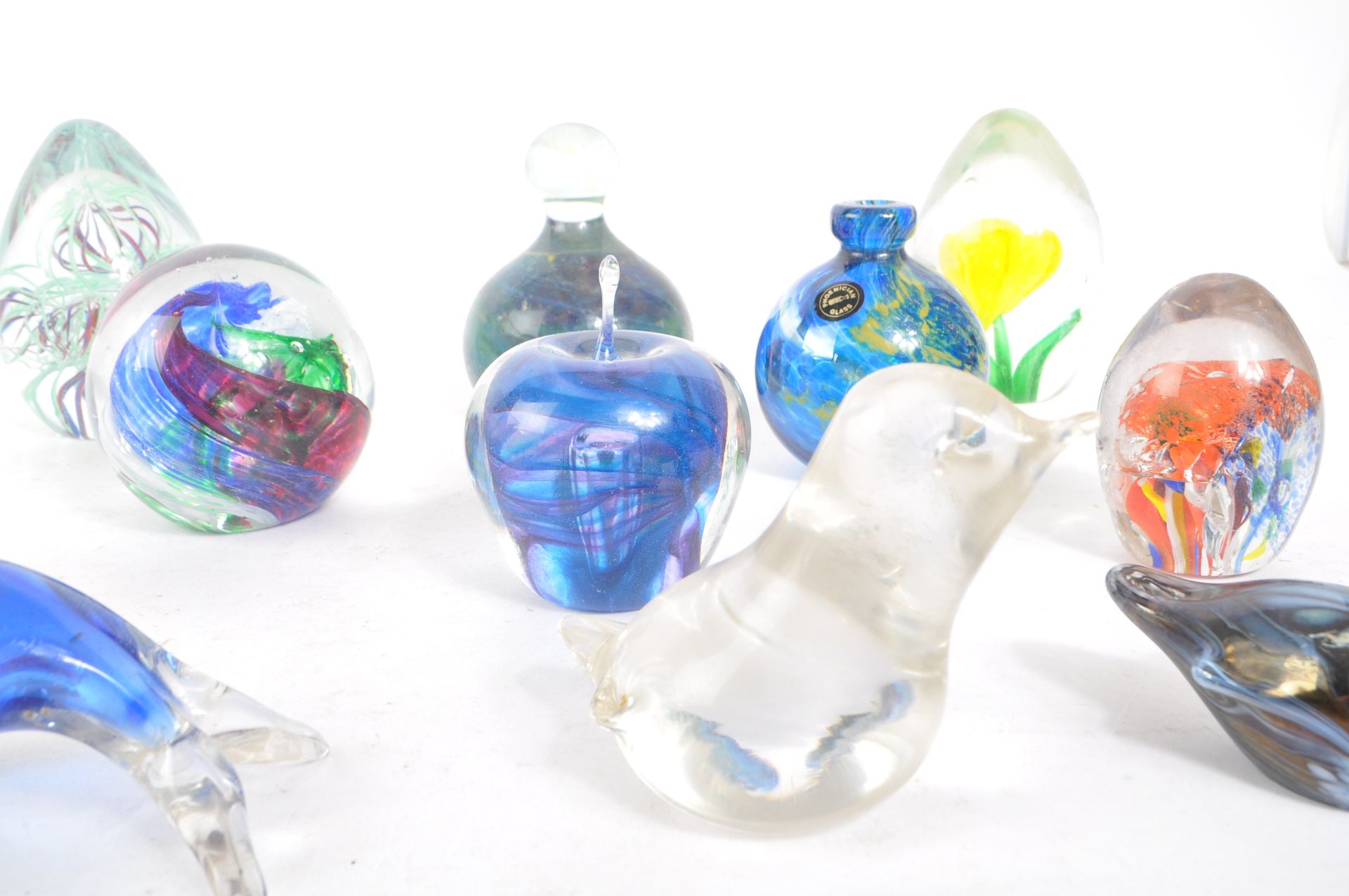 MDINA - COLLECTION OF 20TH CENTURY GLASS PAPERWEIGHTS - Bild 4 aus 10