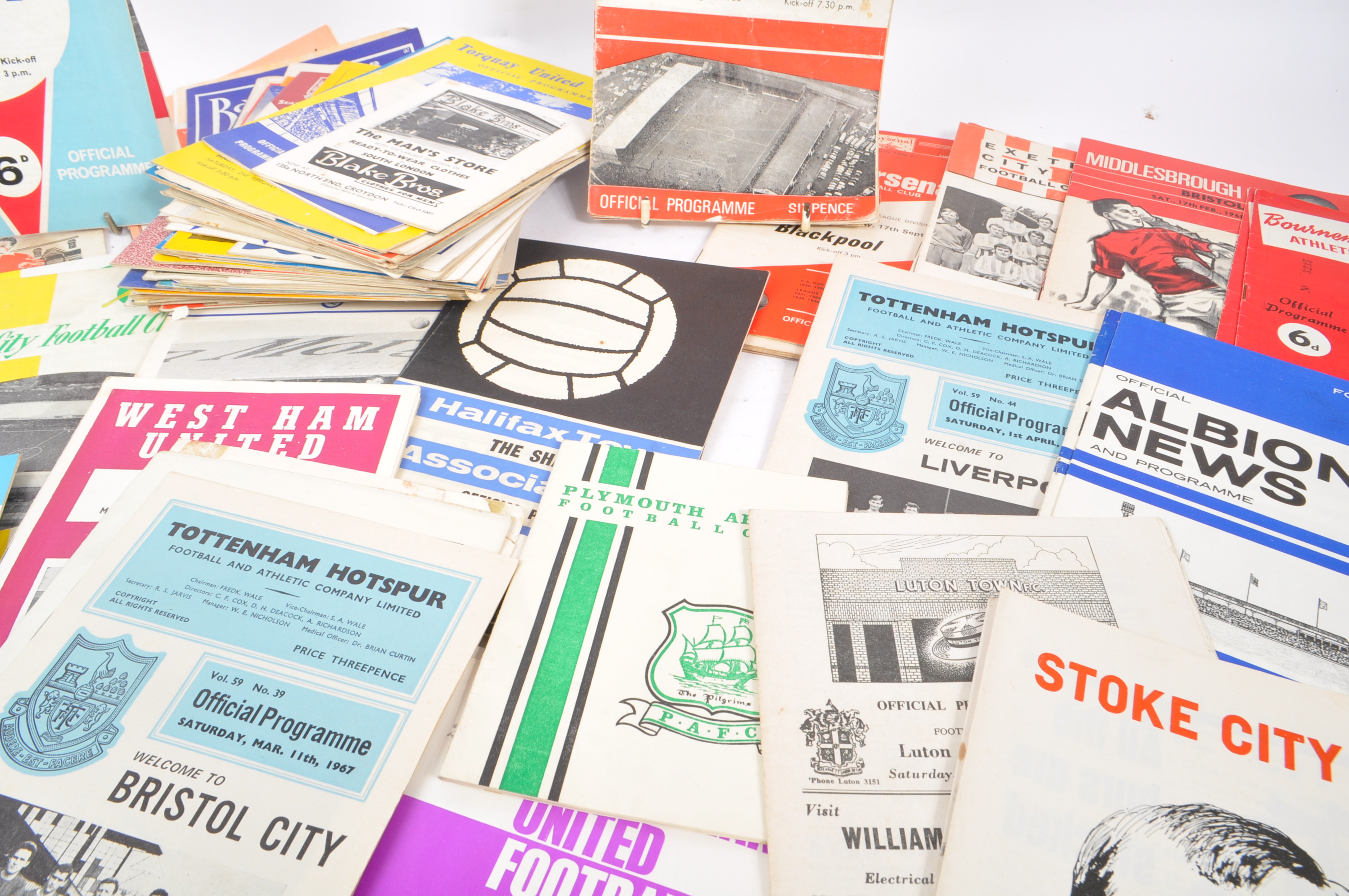 LARGE COLLECTION OF 1960S FOOTBALL PROGRAMMES - Image 6 of 9
