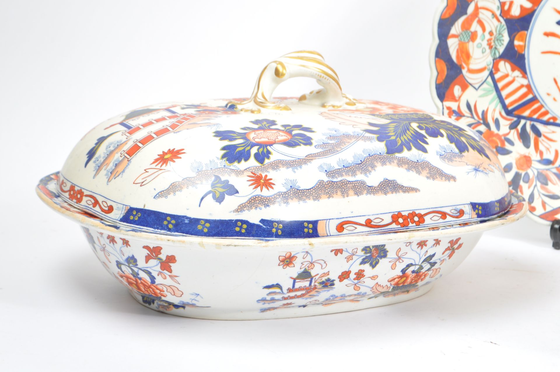 COLLECTION OF JAPANESE IMARI STYLE CERAMICS - Bild 3 aus 10