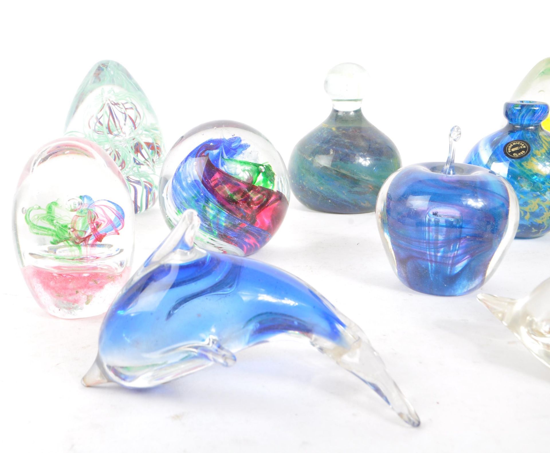 MDINA - COLLECTION OF 20TH CENTURY GLASS PAPERWEIGHTS - Bild 3 aus 10