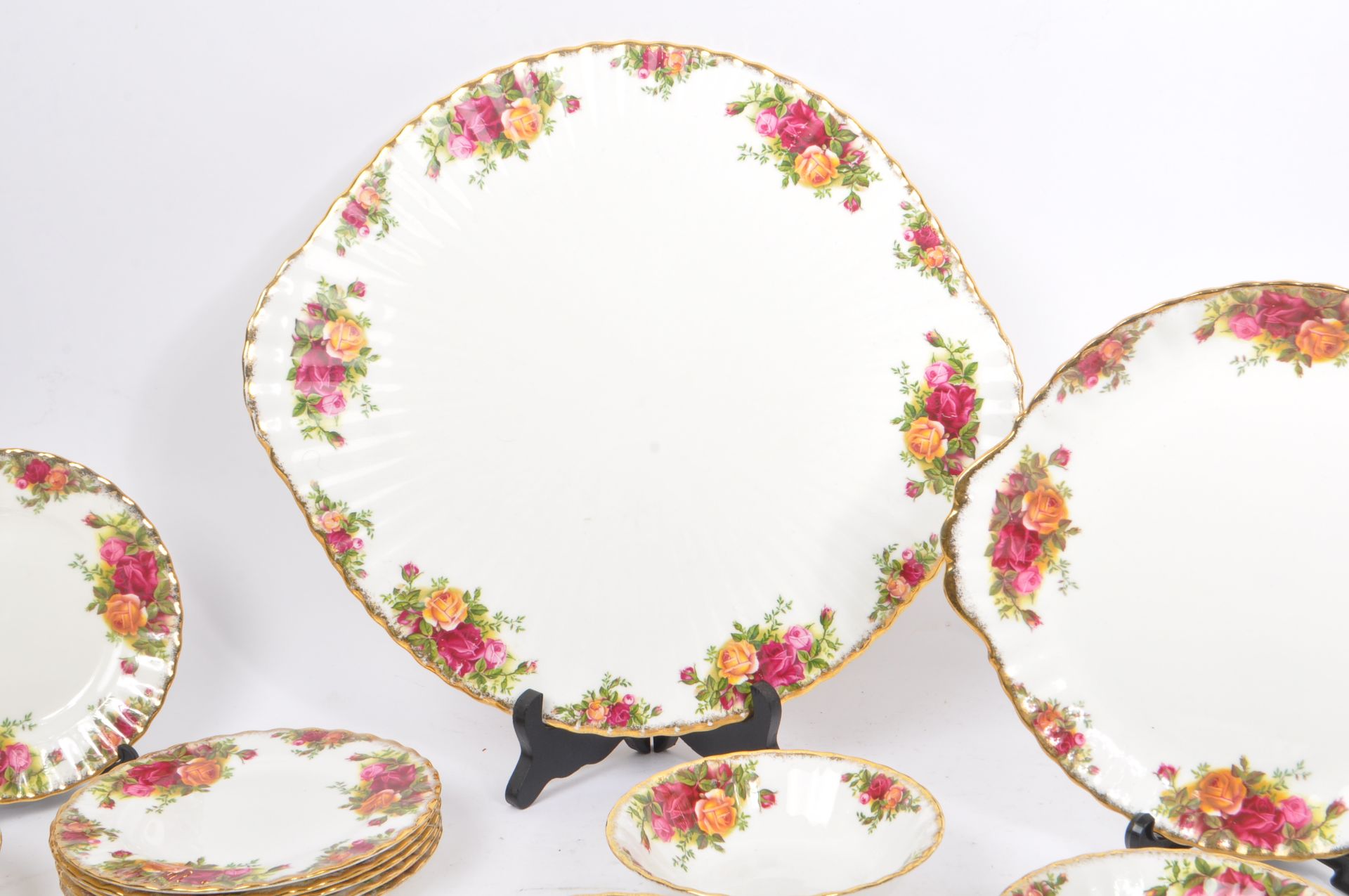 ROYAL ALBERT OLD COUNTRY ROSES - COLLECTION OF PLATE EXAMPLES - Image 2 of 7