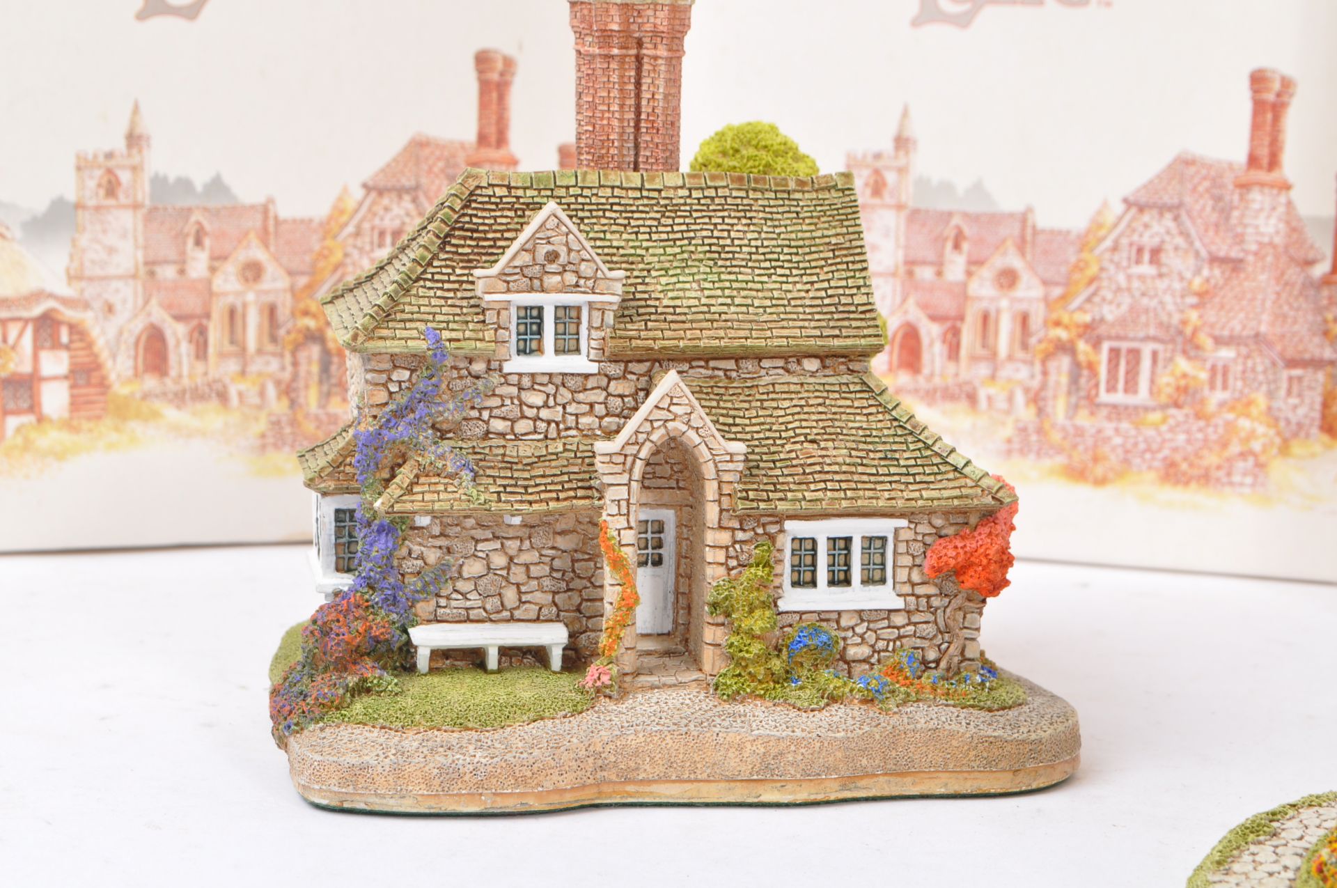 LILLIPUT LANE - COLLECTION OF HOUSE / COTTAGE FIGURINES - Image 2 of 15