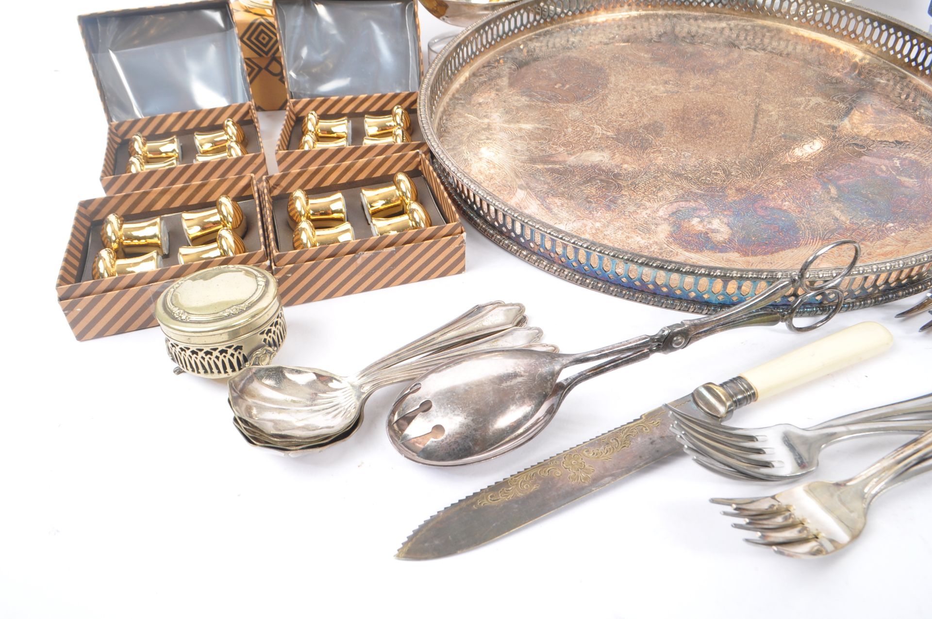 COLLECTION OF VINTAGE 20TH CENTURY SILVER PLATE ITEMS - Bild 6 aus 8