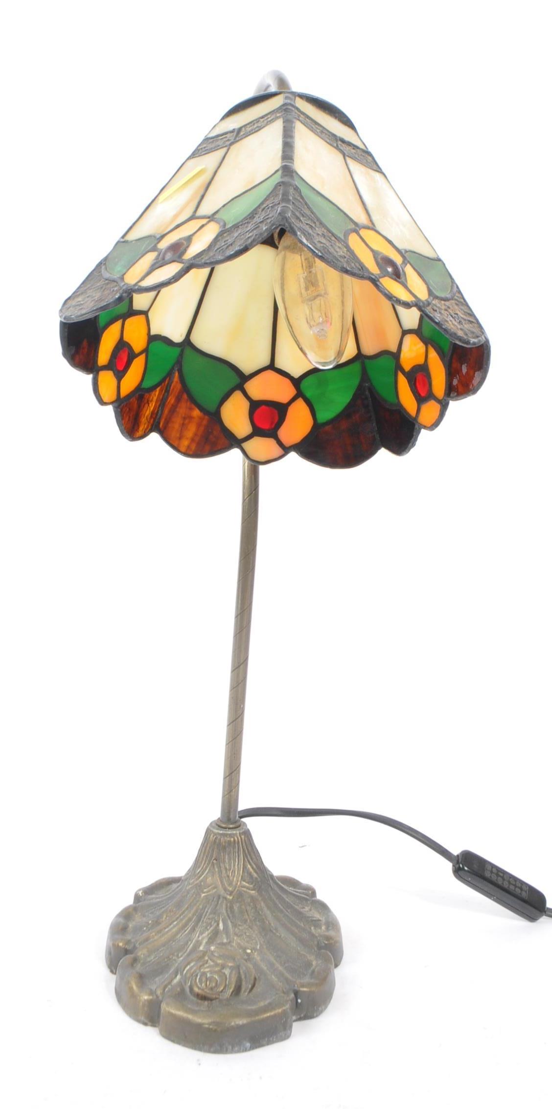 VINTAGE 20TH CENTURY ART NOUVEAU STYLE TIFFANY DESK LAMP - Image 2 of 5