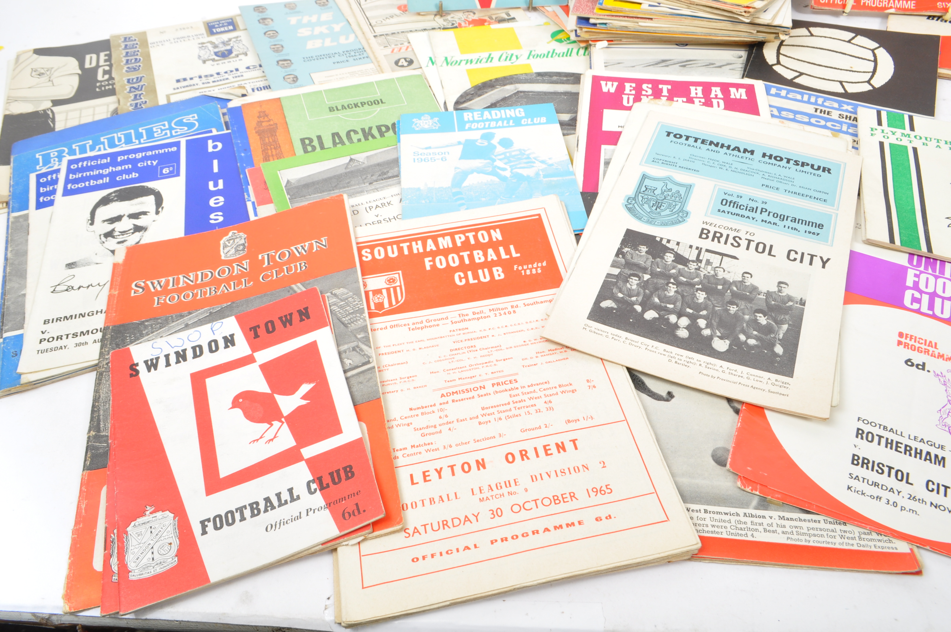 LARGE COLLECTION OF 1960S FOOTBALL PROGRAMMES - Image 9 of 9