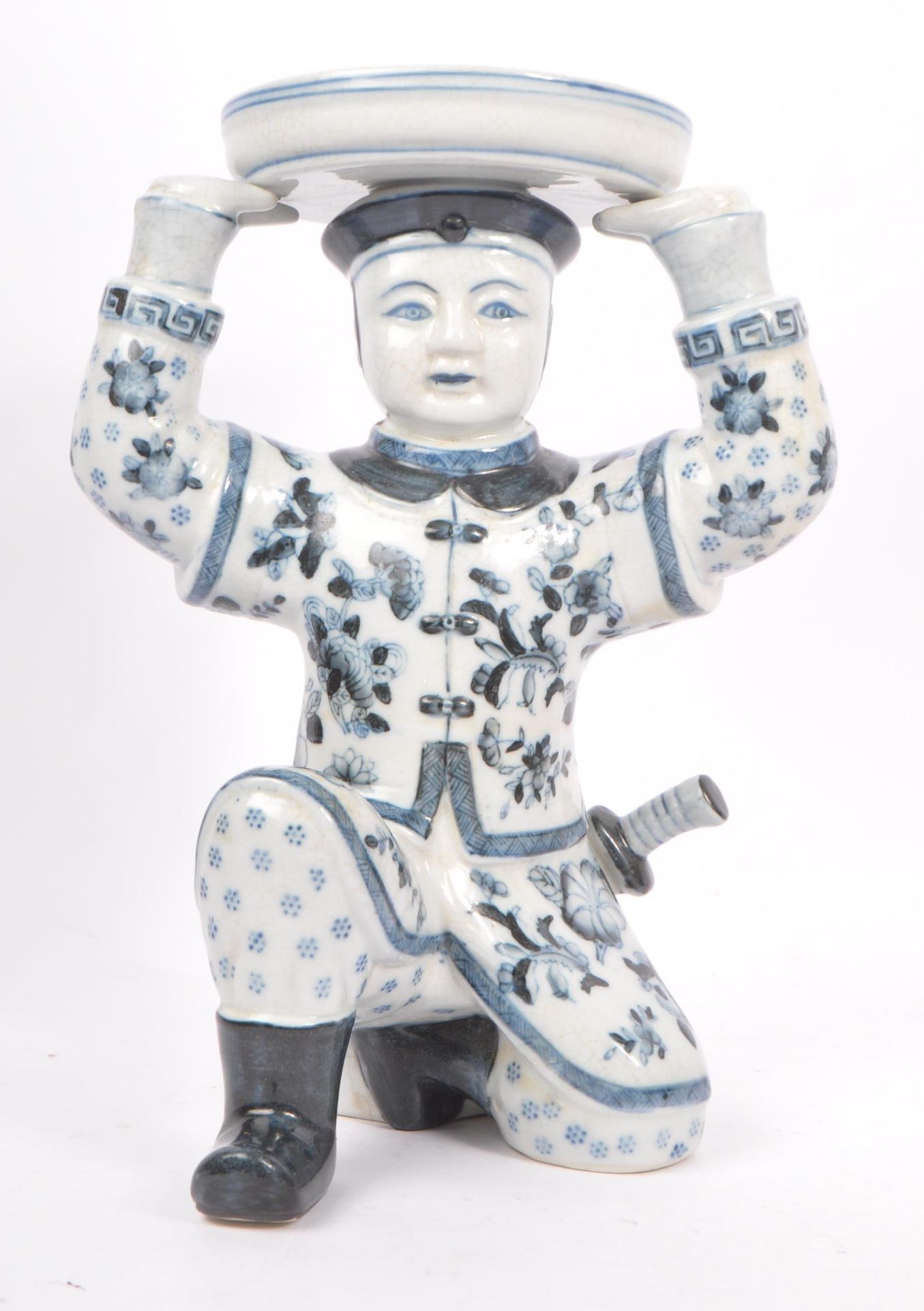 TWO 1920S CHINESE BLUE AND WHITE FIGURES HOLDING BOWLS - Bild 5 aus 9