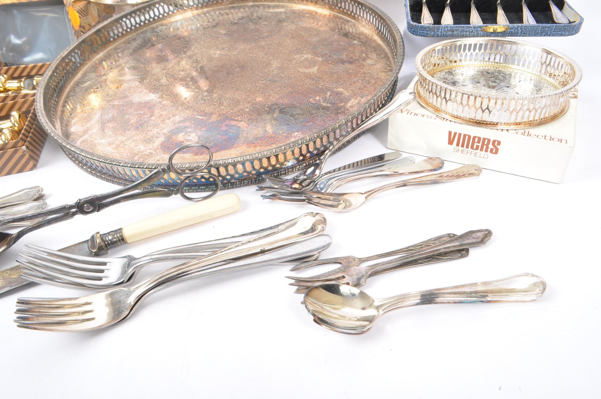 COLLECTION OF VINTAGE 20TH CENTURY SILVER PLATE ITEMS - Bild 5 aus 8