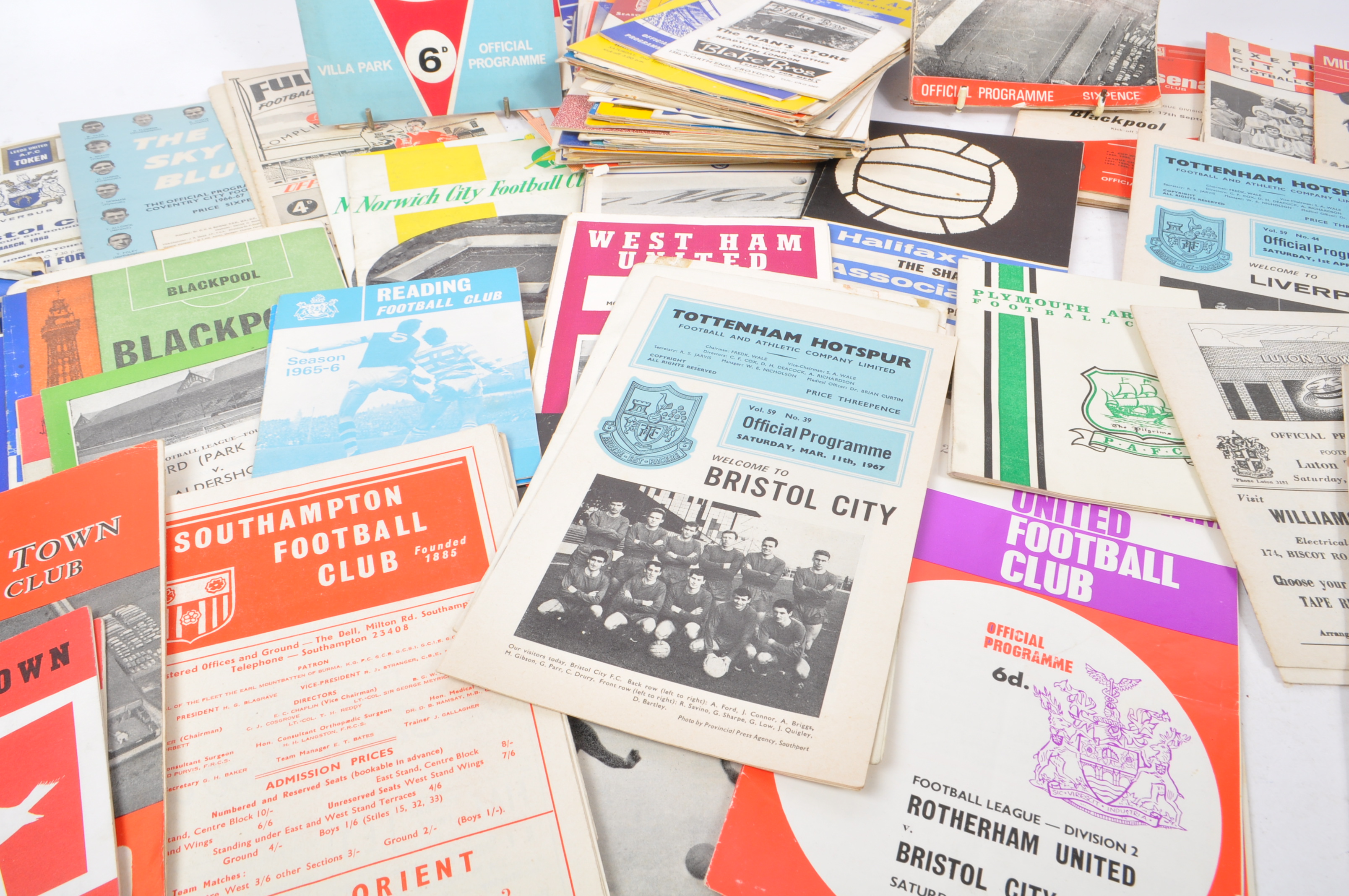 LARGE COLLECTION OF 1960S FOOTBALL PROGRAMMES - Image 5 of 9