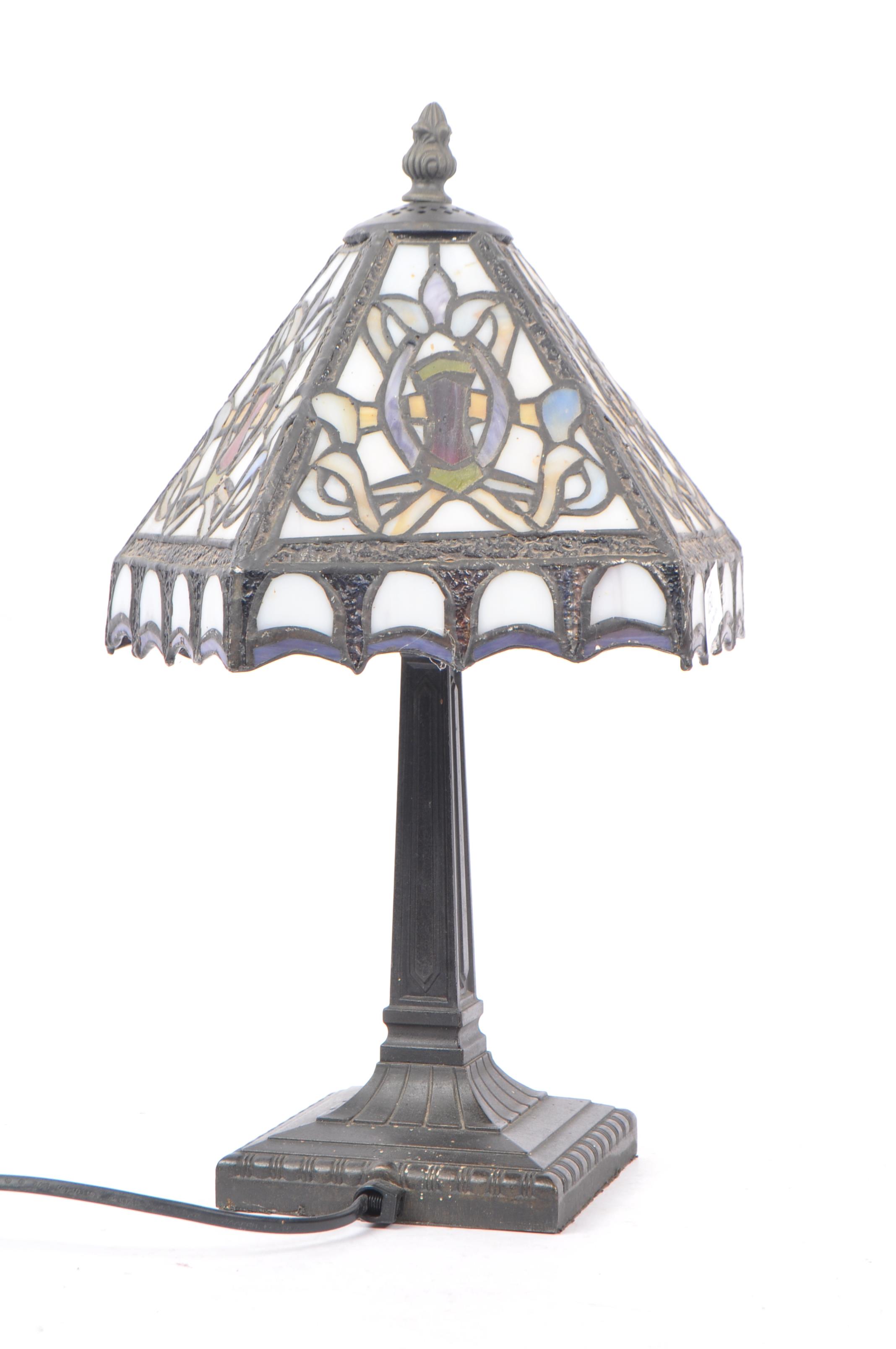 TIFFANY STYLE - 20TH CENTURY STAINED GLASS BEDSIDE LAMP - Image 3 of 5