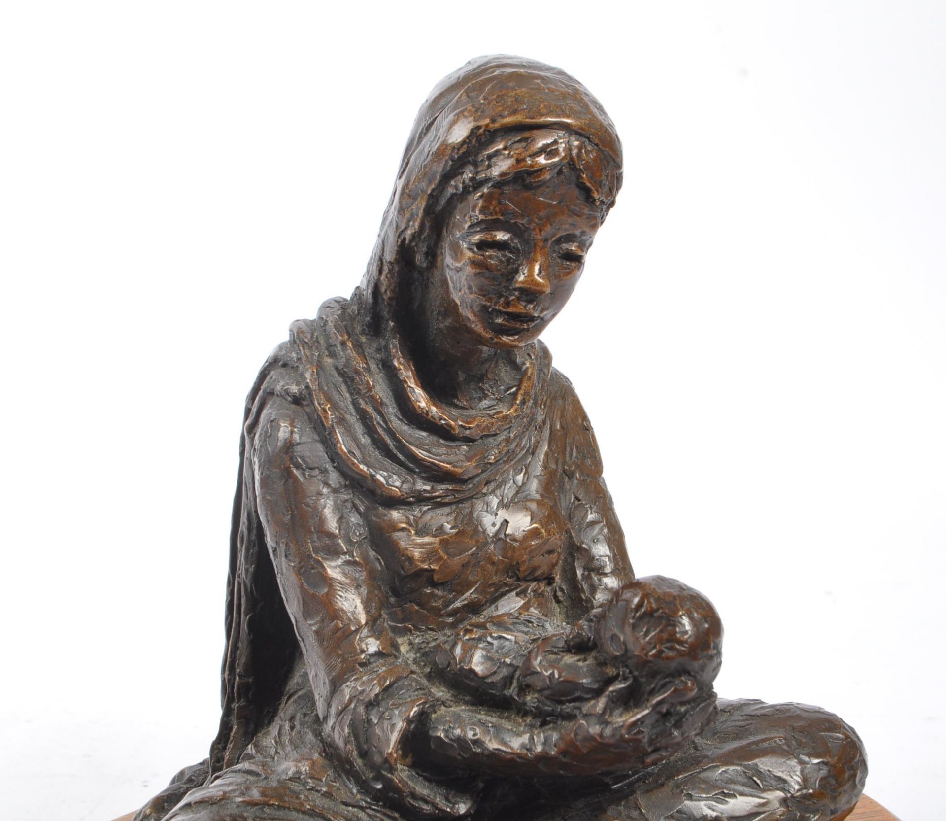 VINTAGE 20TH CENTURY SPELTER FIGURE OF WOMAN HOLDING BABY - Image 3 of 6