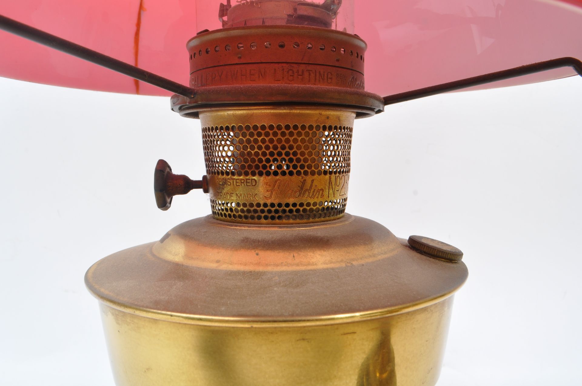 TWO VINTAGE 20TH CENTURY BRASS TABLE OIL LAMPS - Bild 3 aus 7