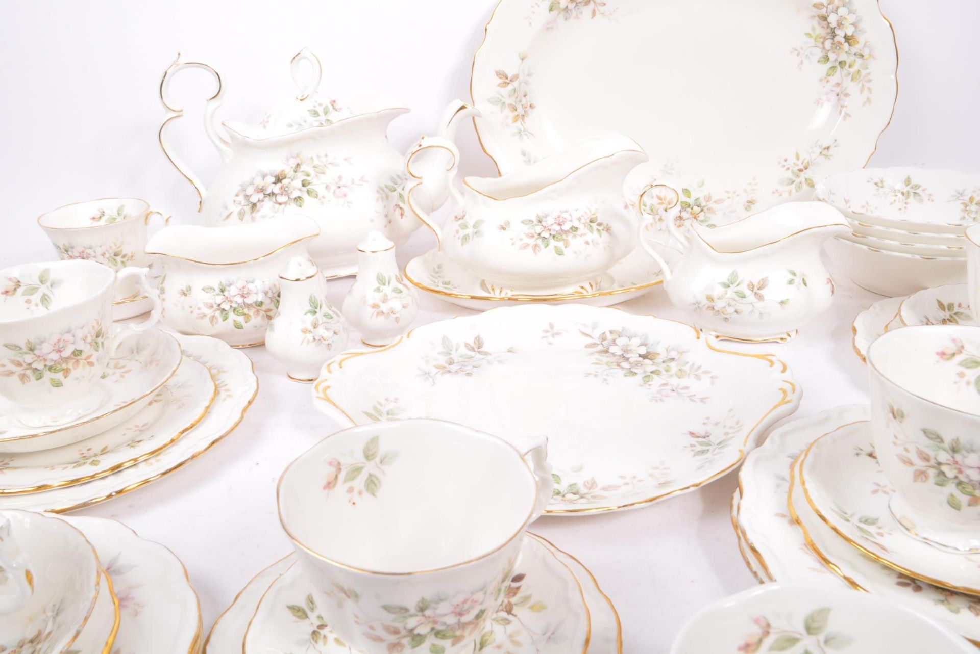 ROYAL ALBERT PORCELAIN HAYWORTH DINNER TEA AND COFFEE SERVICE - Image 5 of 8