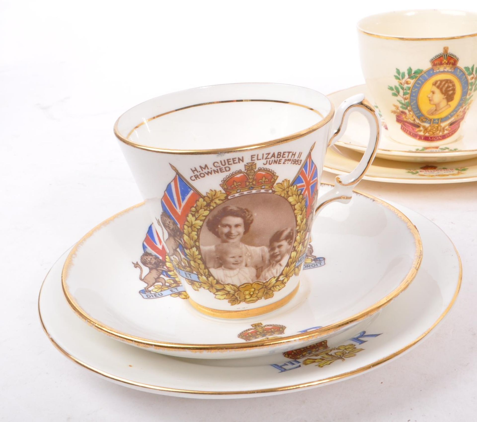 COLLECTION OF QUEEN ELIZABETH II CORONATION CHINA ITEMS - Image 2 of 6