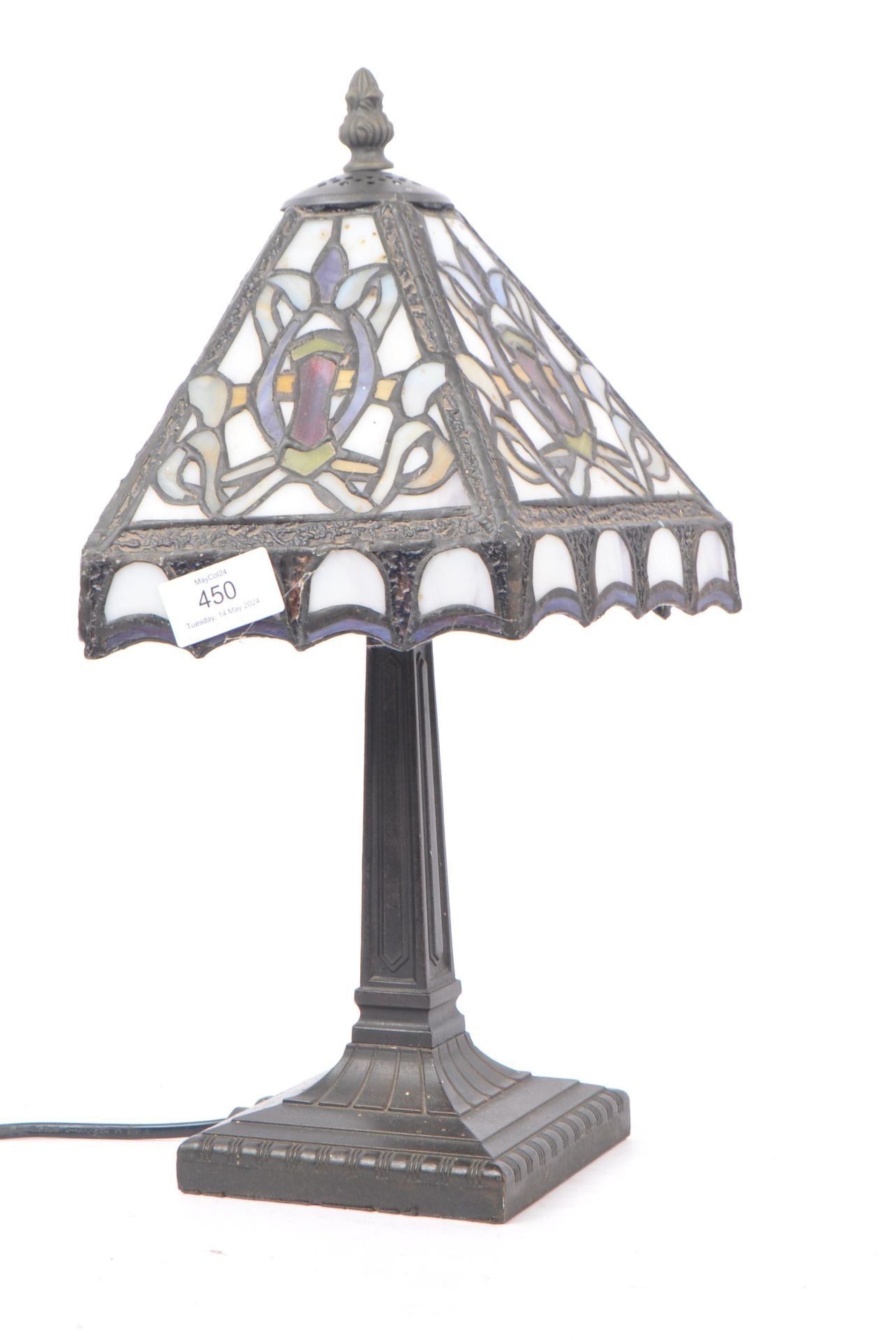 TIFFANY STYLE - 20TH CENTURY STAINED GLASS BEDSIDE LAMP - Image 2 of 5