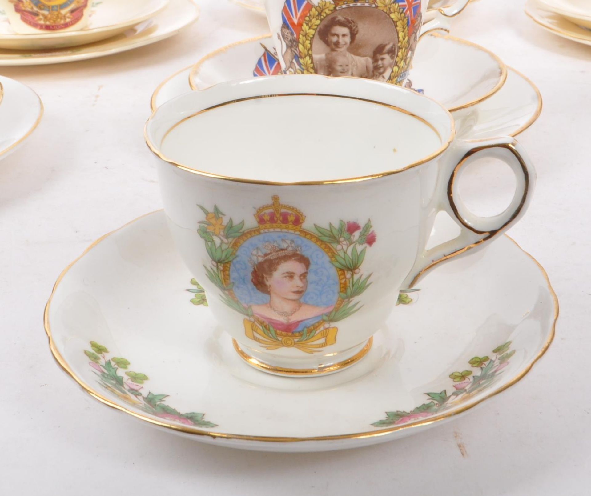 COLLECTION OF QUEEN ELIZABETH II CORONATION CHINA ITEMS - Image 4 of 6