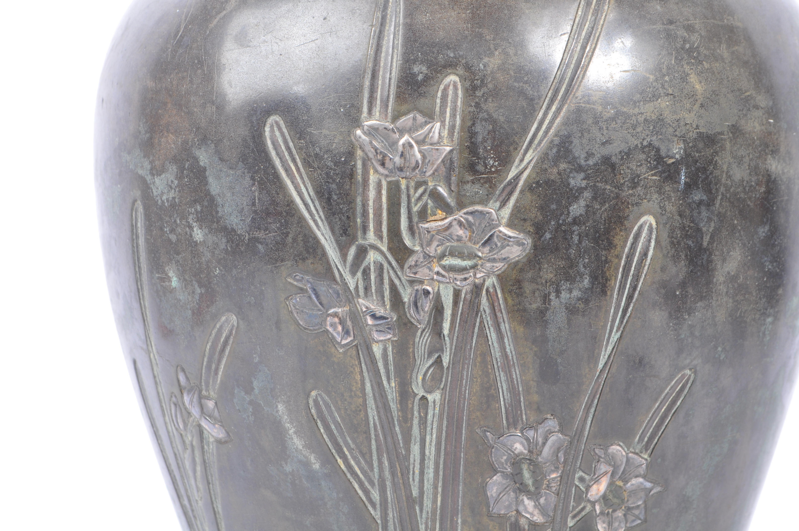 LARGE JAPANESE BRONZE VASE WITH ENGRAVED DAFFODIL DESIGN - Image 6 of 7