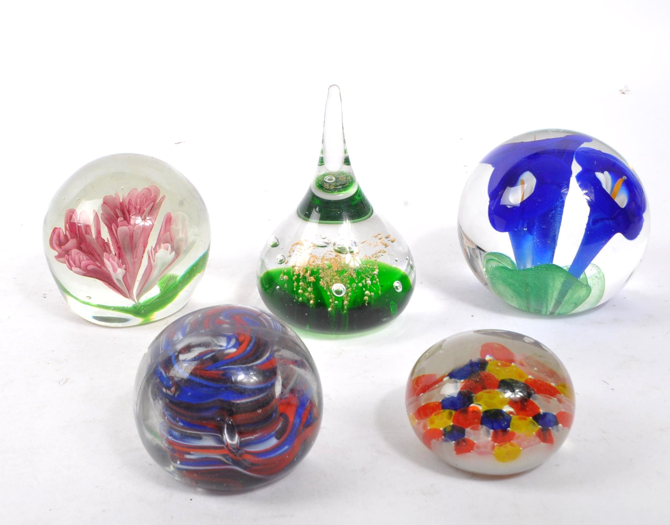 COLLECTION OF 20TH CENTURY GLASS PAPERWEIGHTS