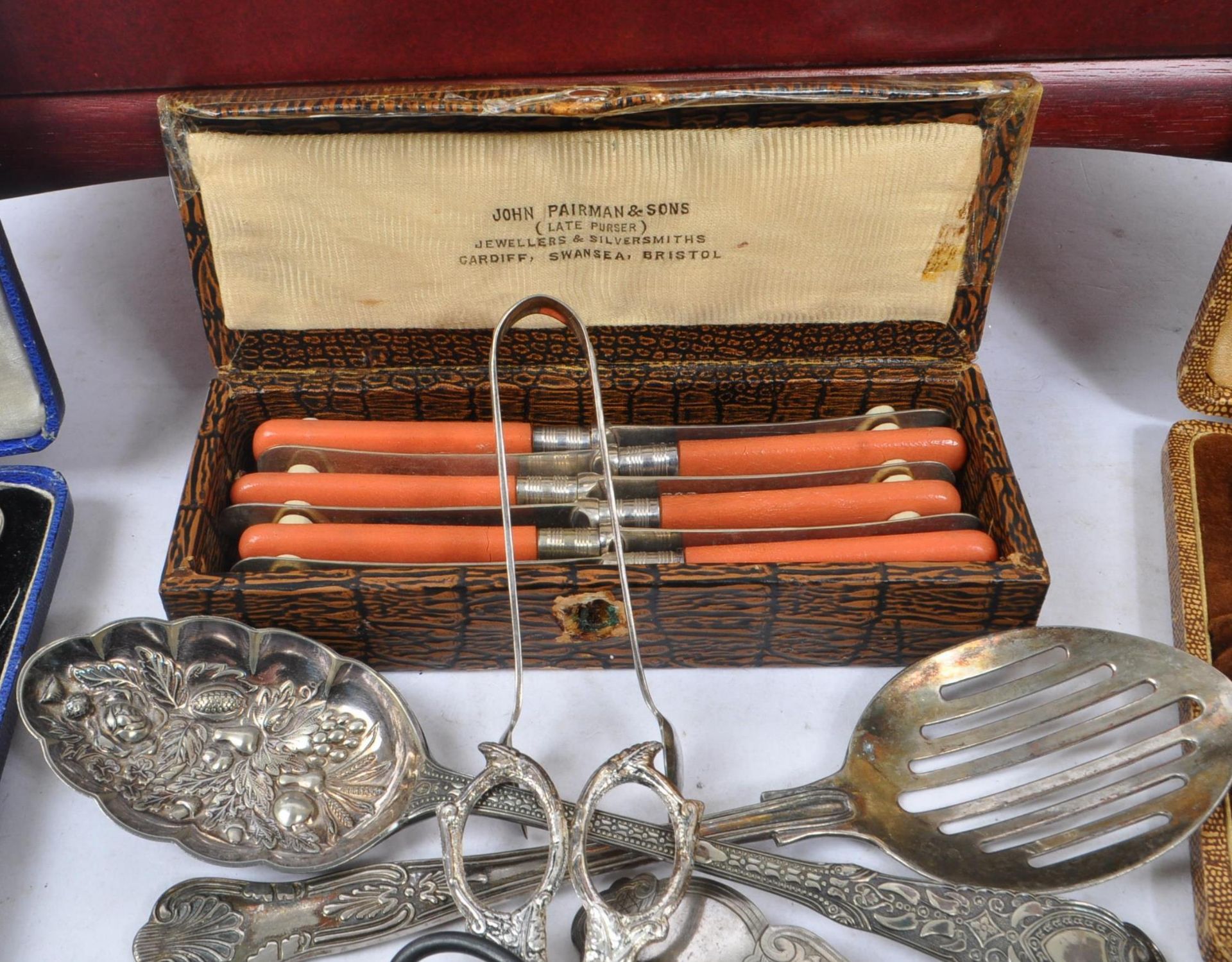 VINERS - BEAD PATTERN SILVER PLATE CUTLERY CANTEEN - Image 2 of 11